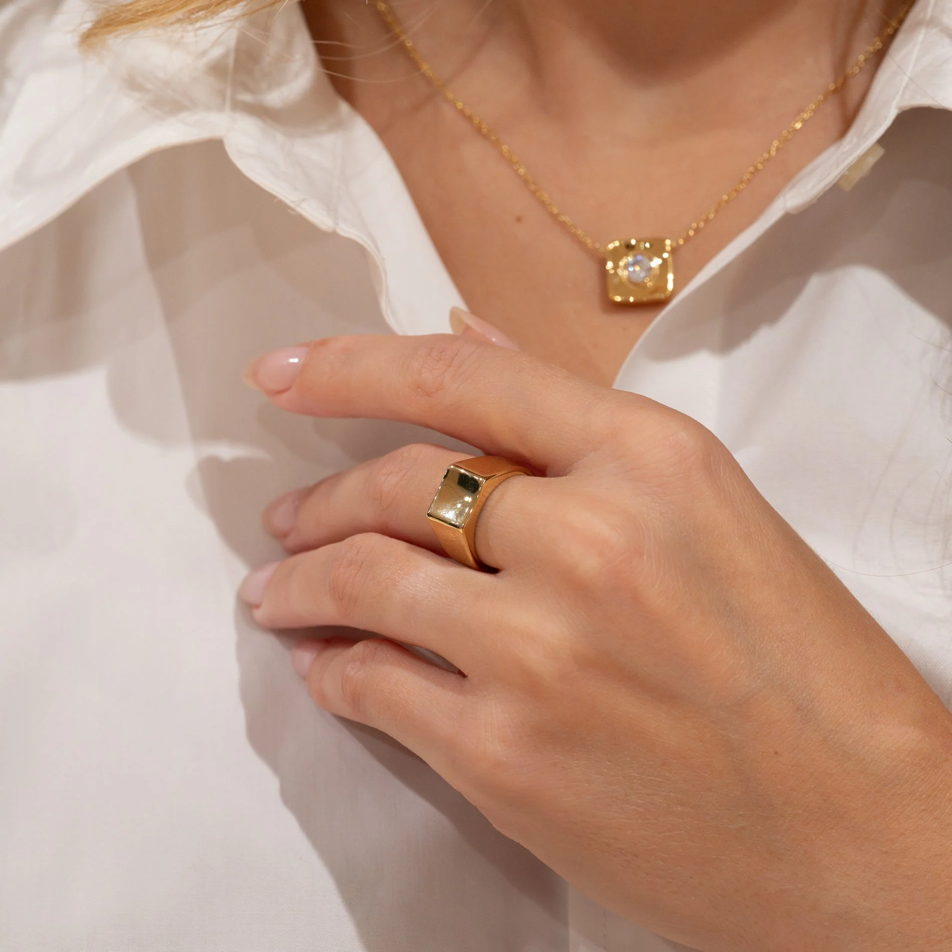 MAE GOLDEN SIGNET RING - Image 5