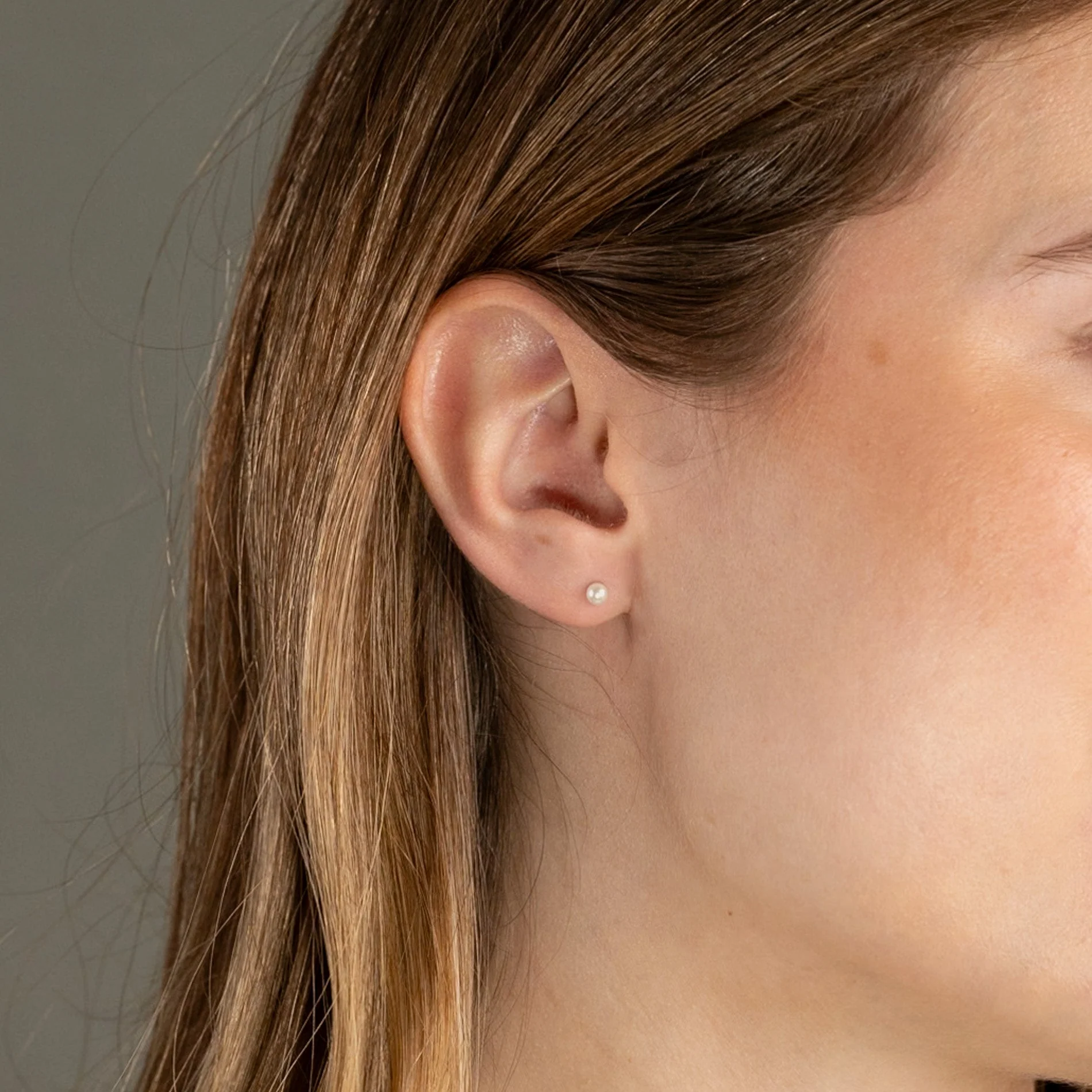 MAGGIE PEARL SOLID GOLD STUD EARRING - 3mm - Image 4