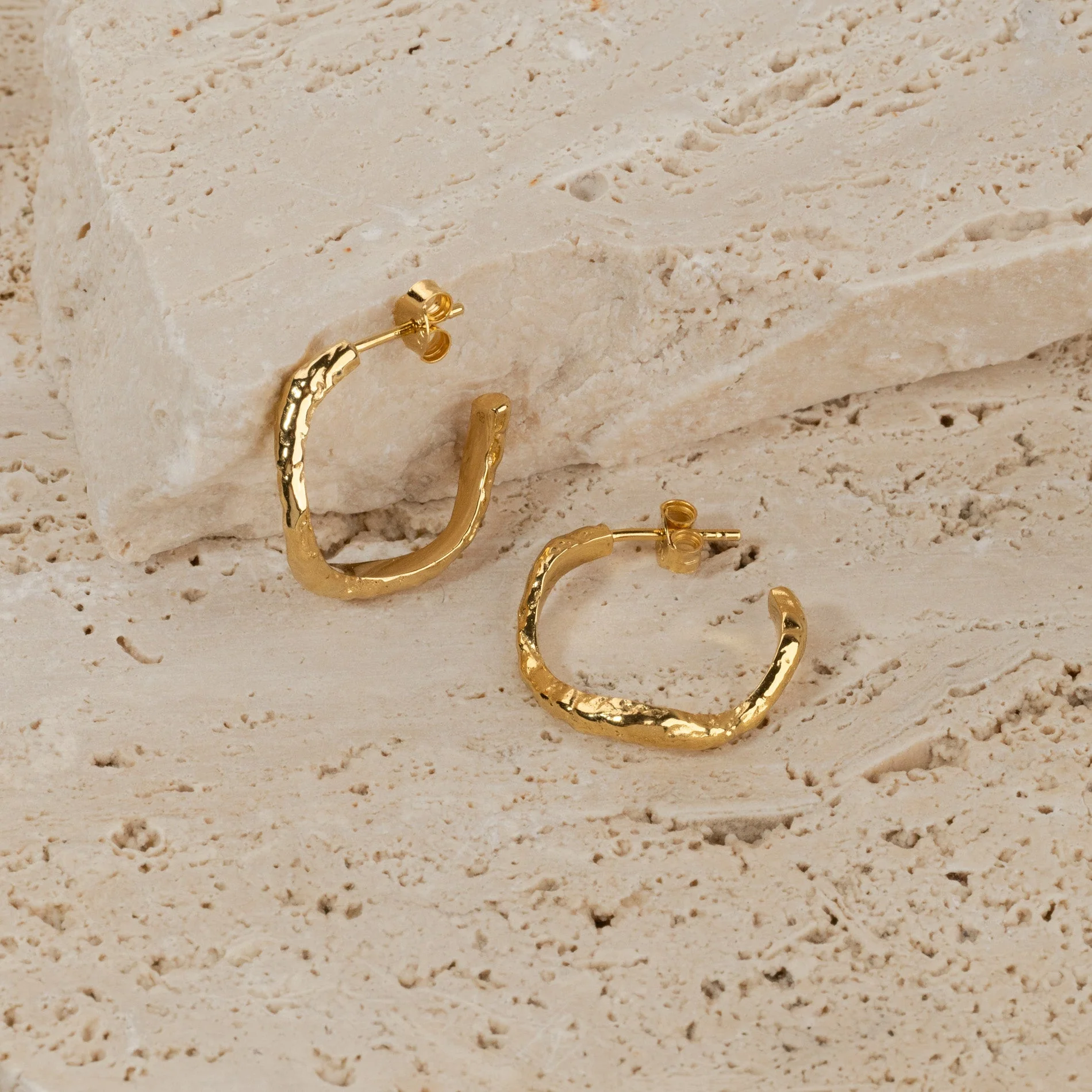 MAIA GOLDEN CREOL EARRING