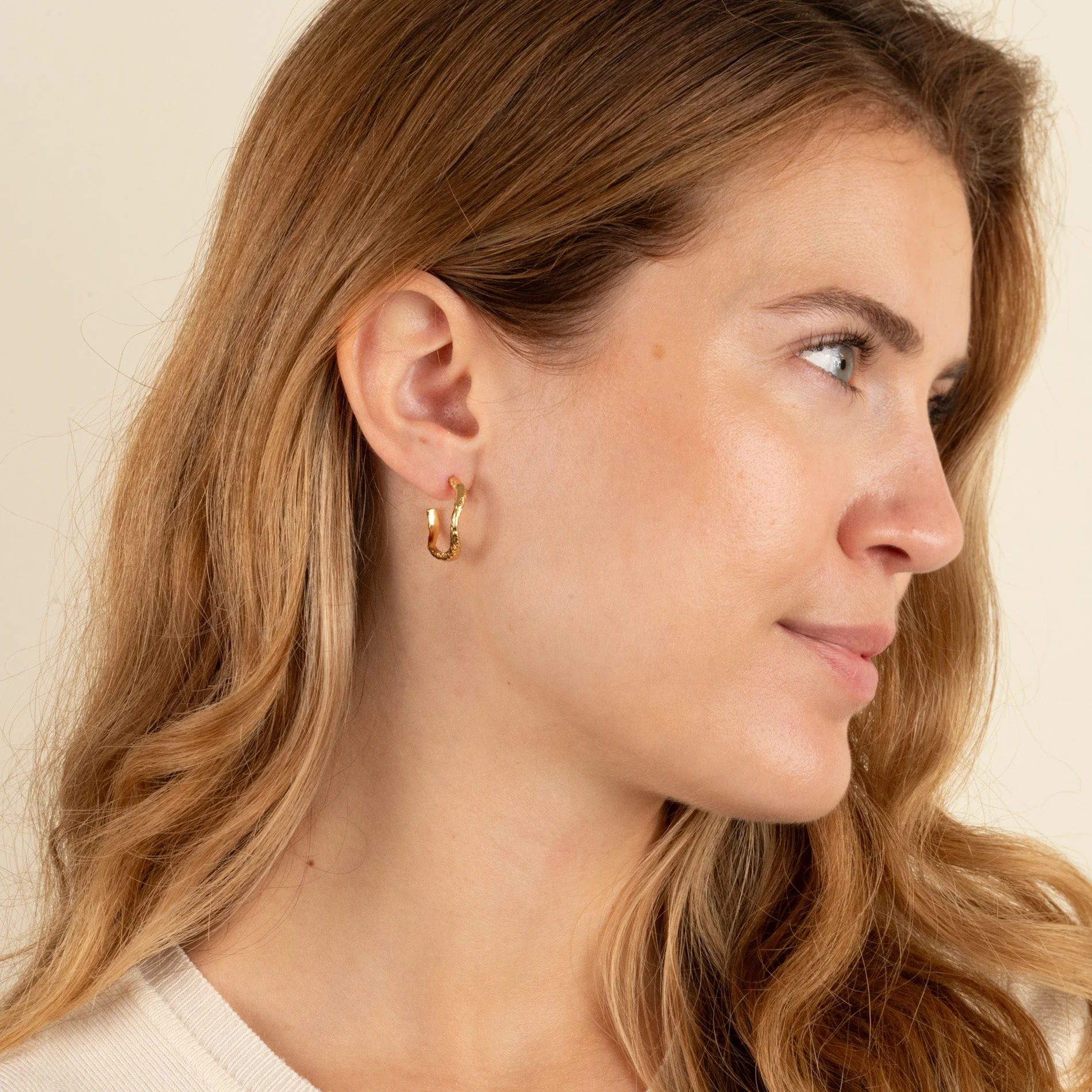 MAIA GOLDEN CREOL EARRING - Image 4