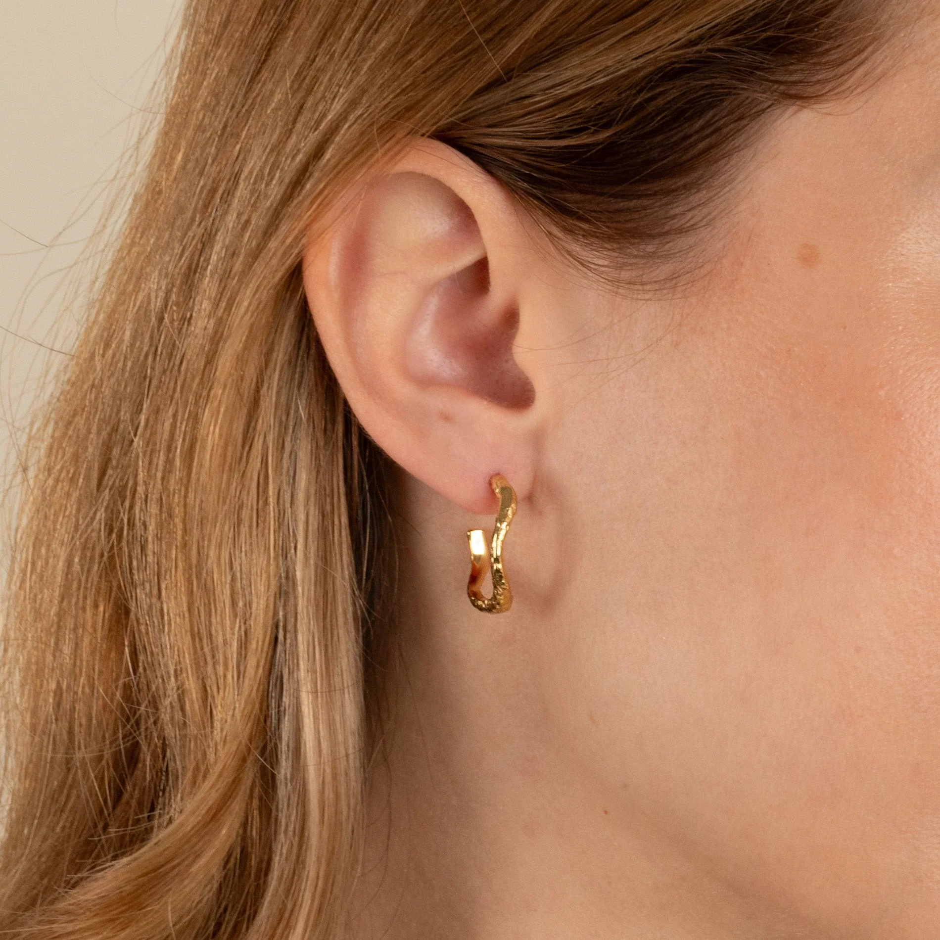 MAIA GOLDEN CREOL EARRING - Image 6