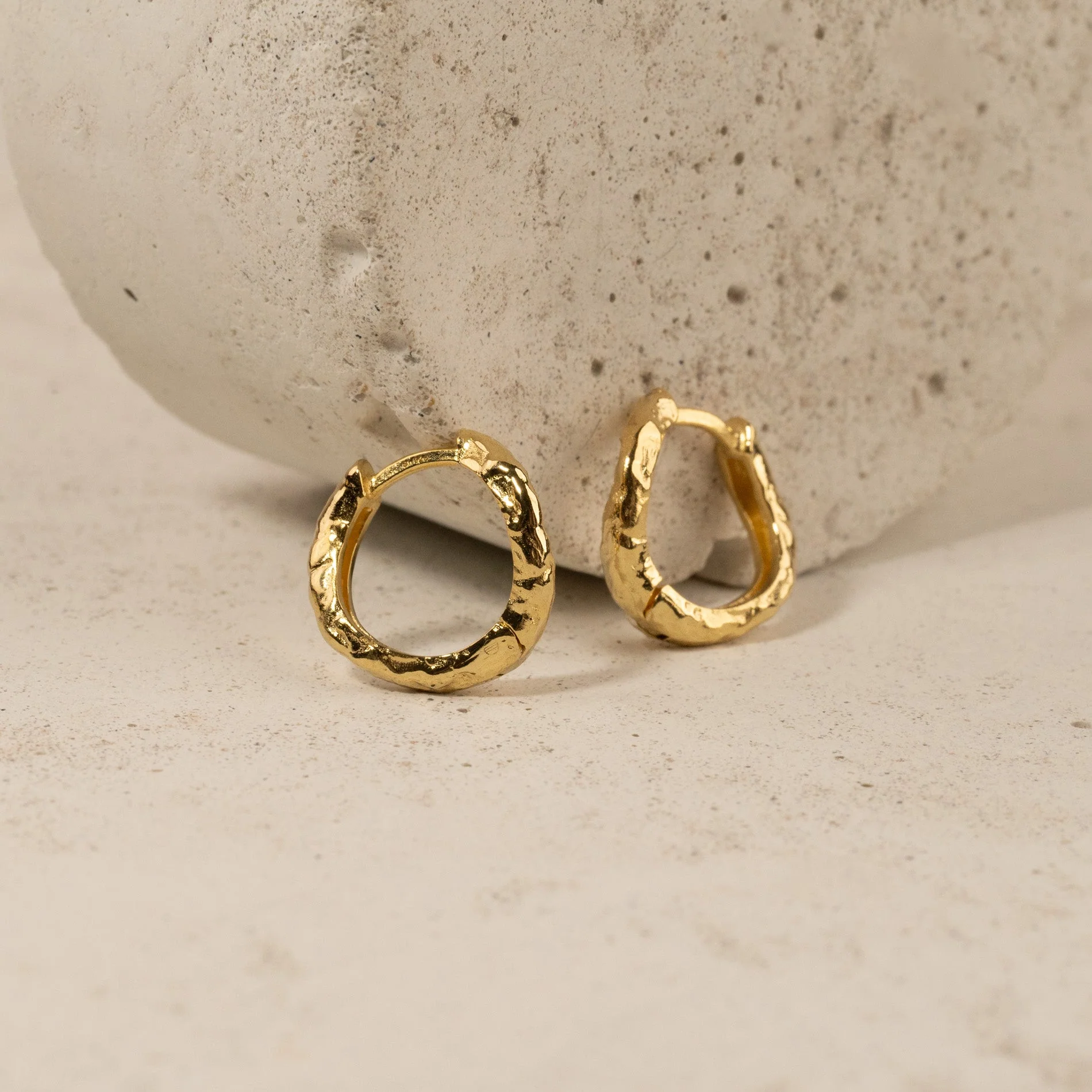 MAIA GOLDEN HUGGIE EARRING