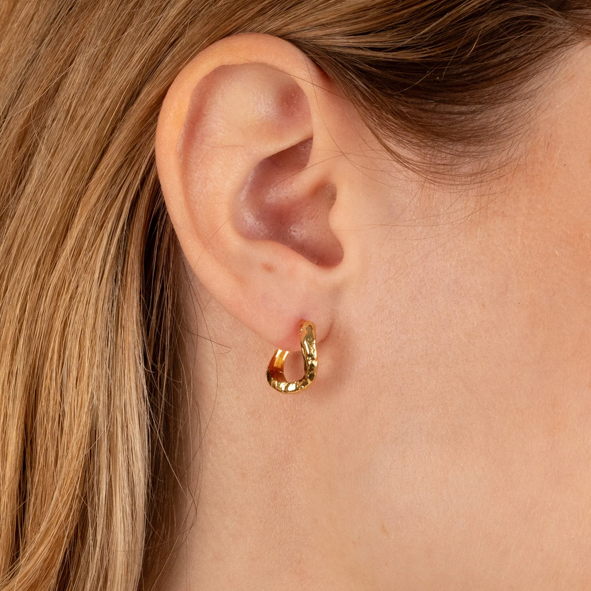 MAIA GOLDEN HUGGIE EARRING - Image 2