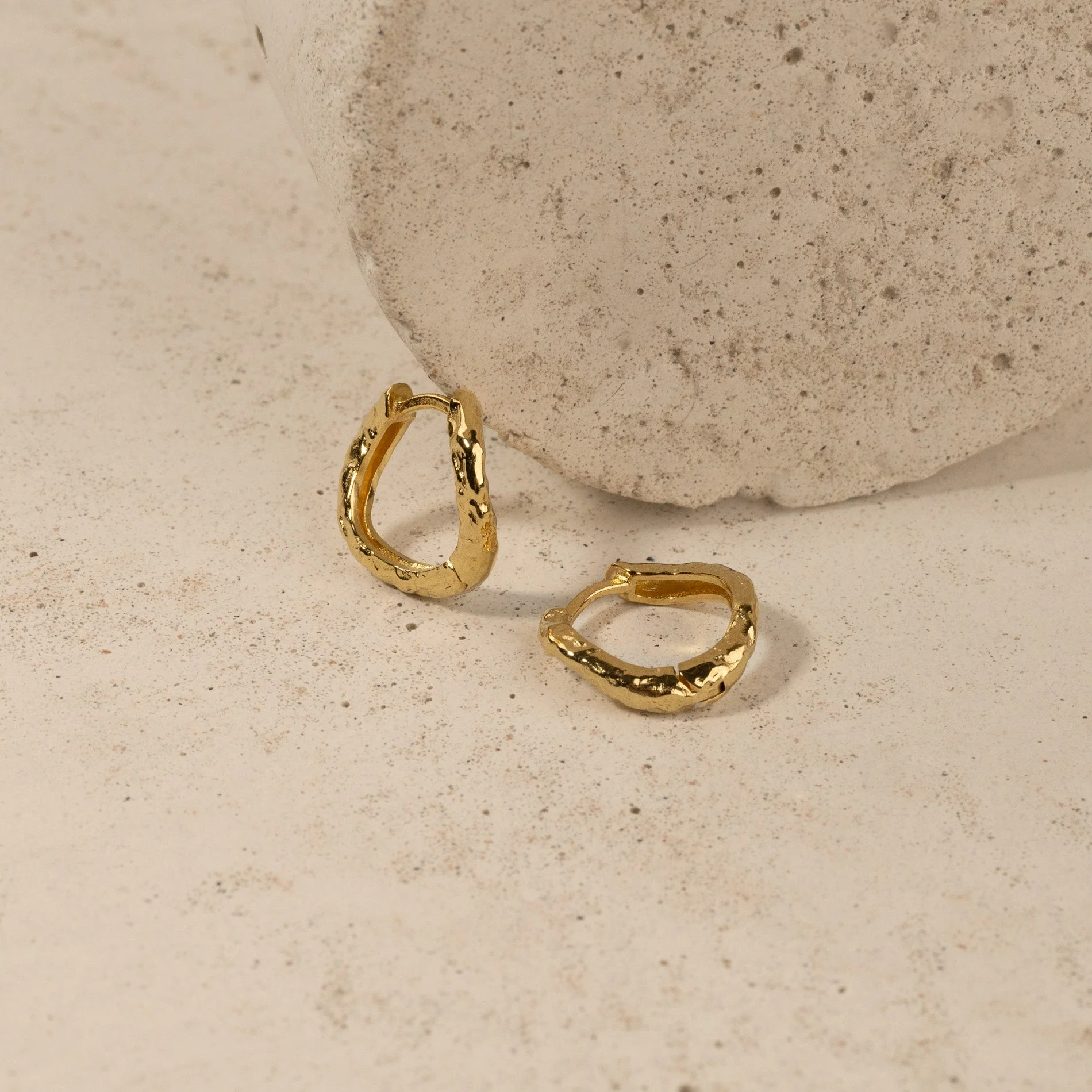 MAIA GOLDEN HUGGIE EARRING - Image 3