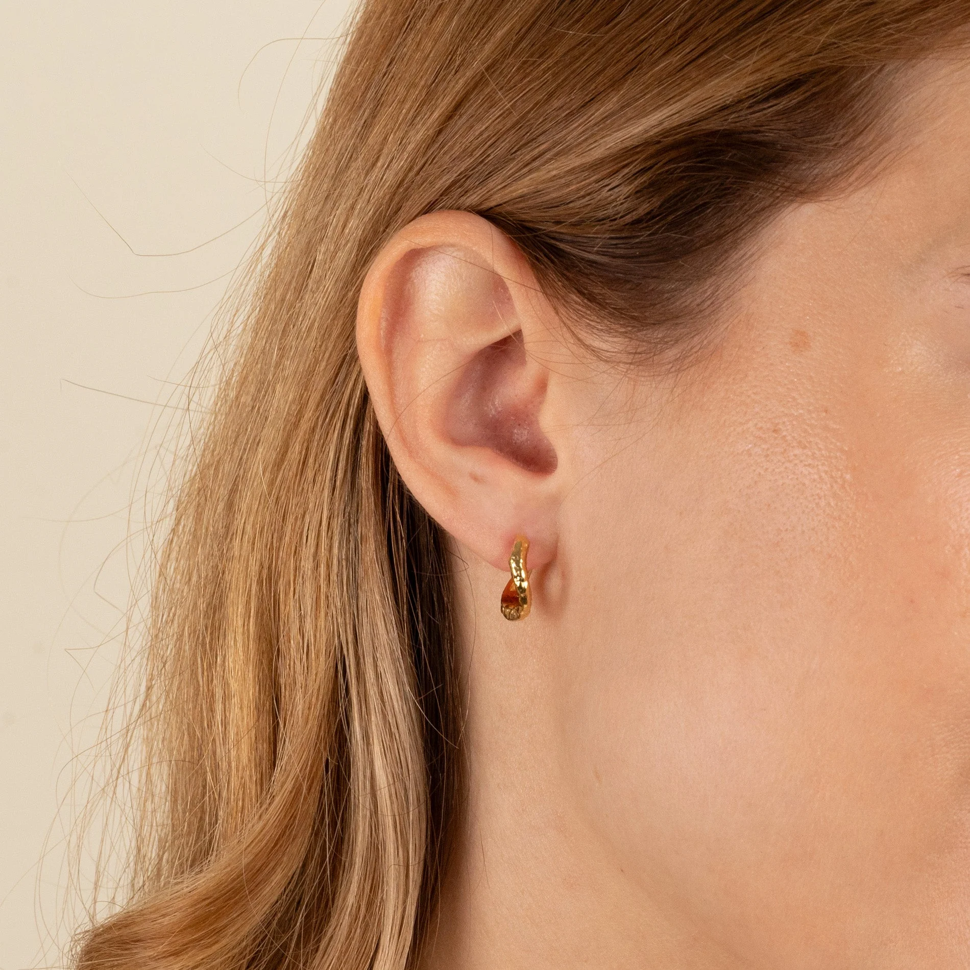 MAIA GOLDEN HUGGIE EARRING - Image 4