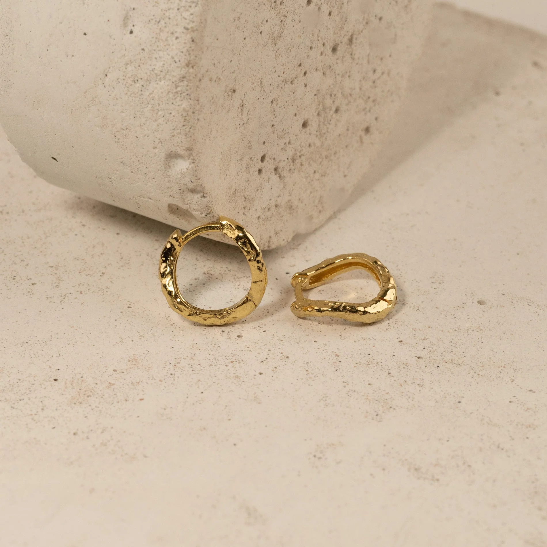 MAIA GOLDEN HUGGIE EARRING - Image 5