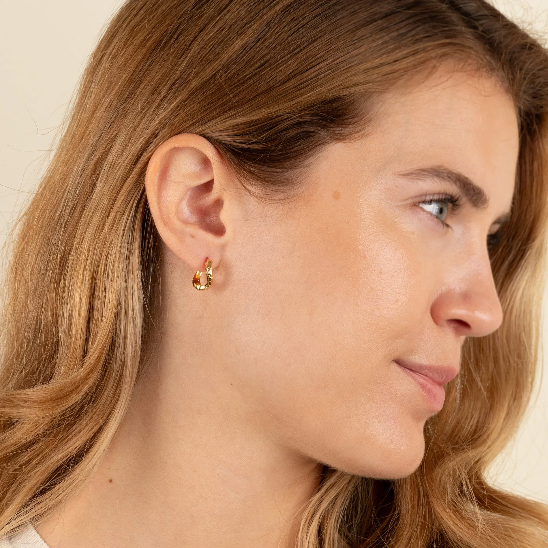 MAIA GOLDEN HUGGIE EARRING - Image 6