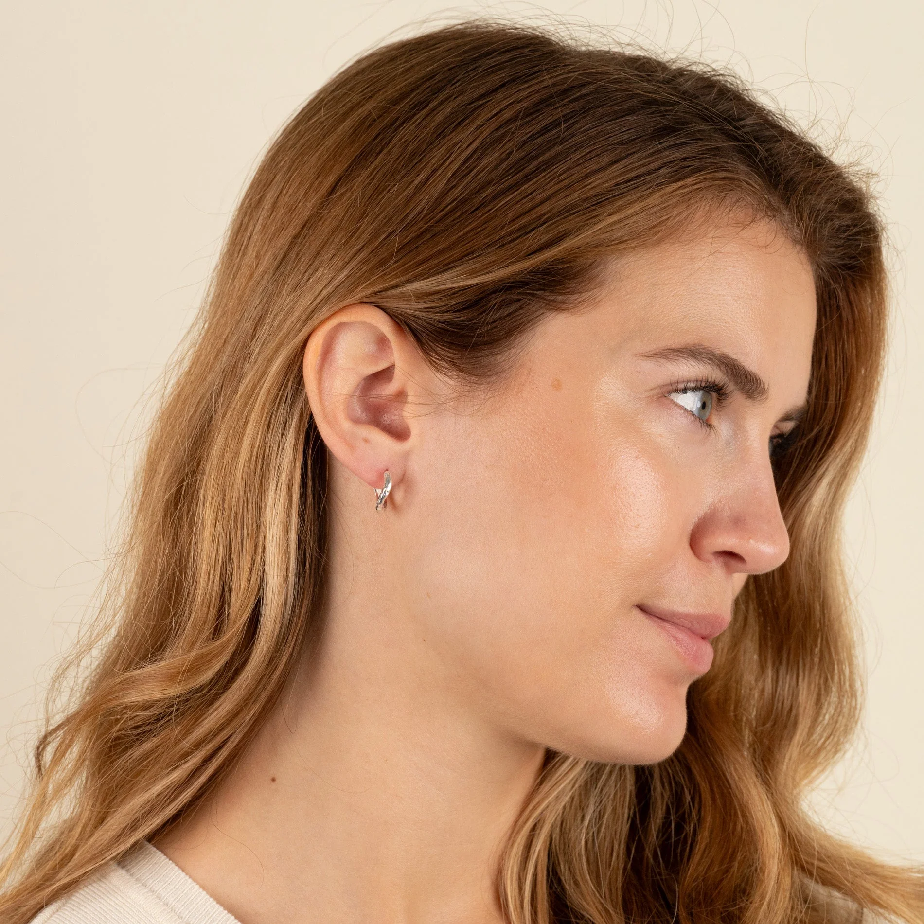 MAIA SILVER HUGGIE EARRING - Image 4