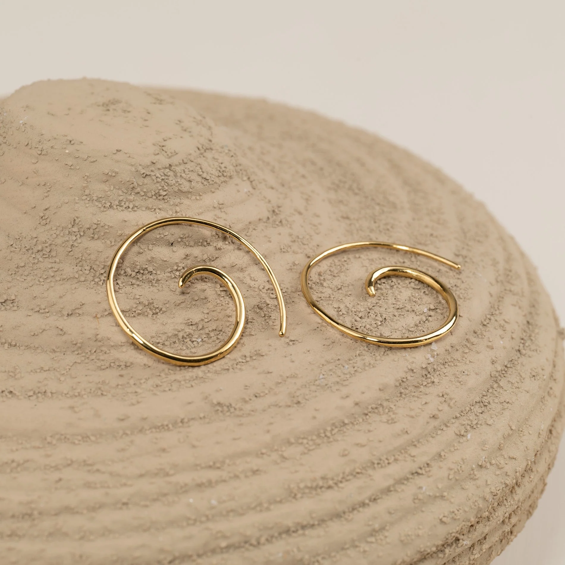 MARTINA GOLDEN CREOL EARRING - Image 3