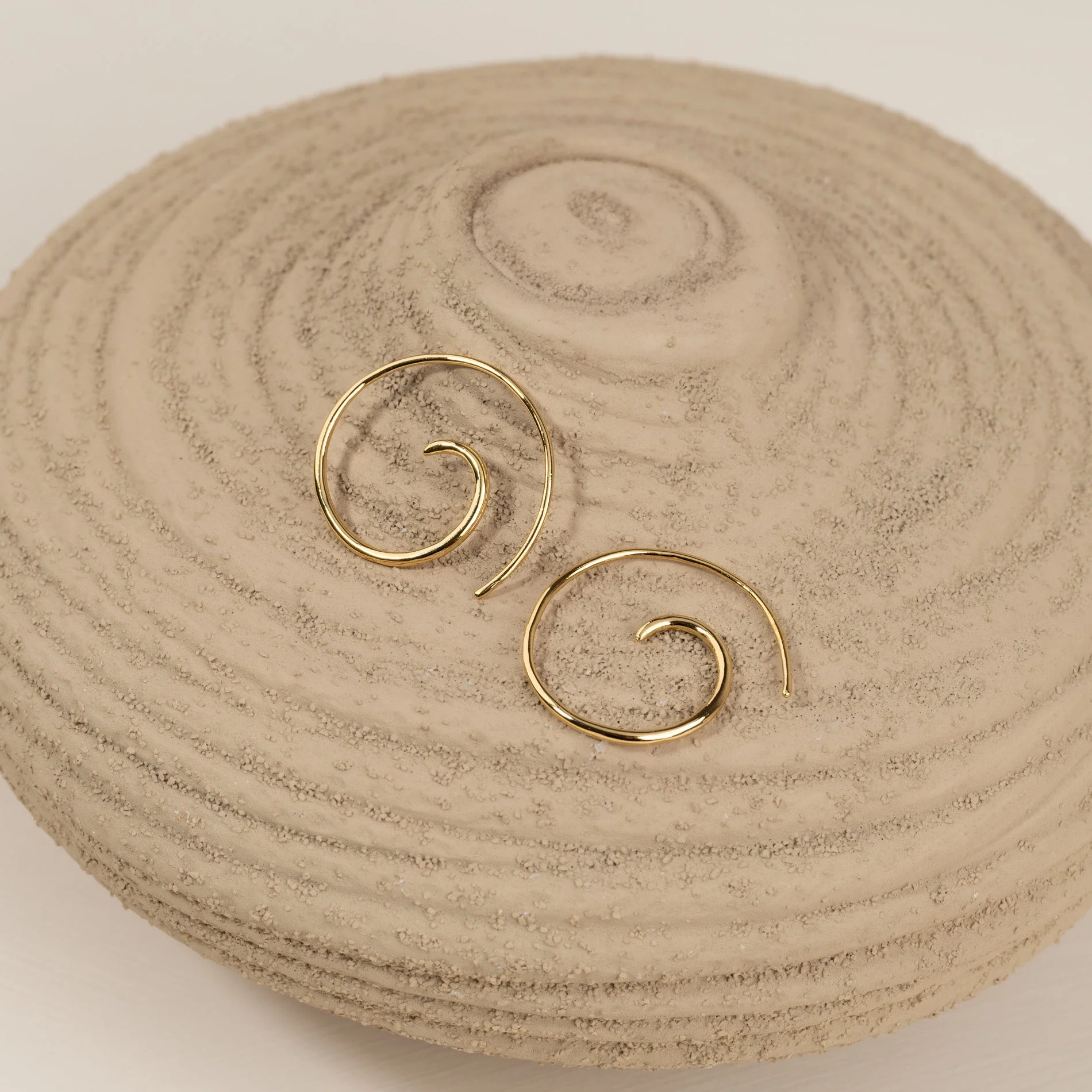MARTINA GOLDEN CREOL EARRING - Image 5