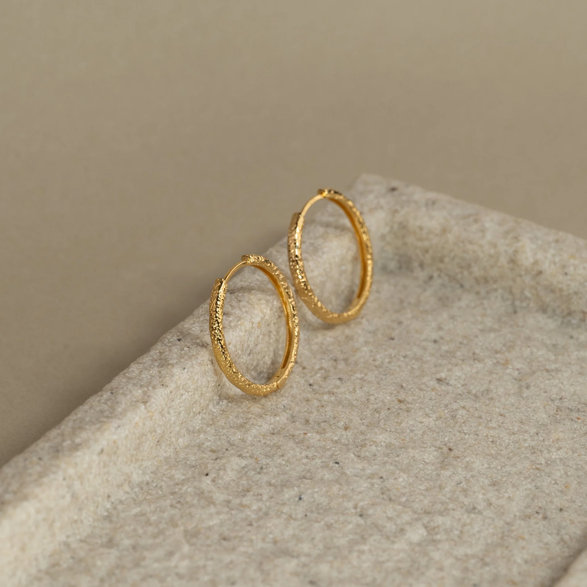 MATILDA LARGE GOLDEN CREOL EARRING - Image 3