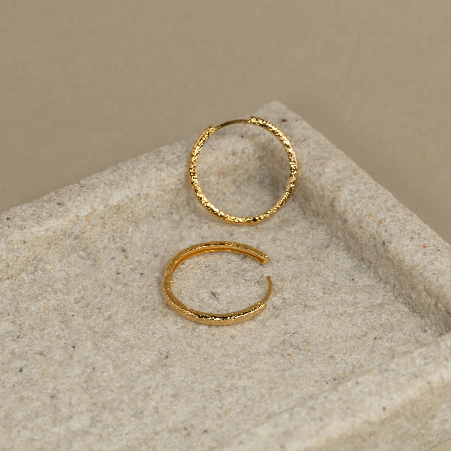 MATILDA LARGE GOLDEN CREOL EARRING - Image 4