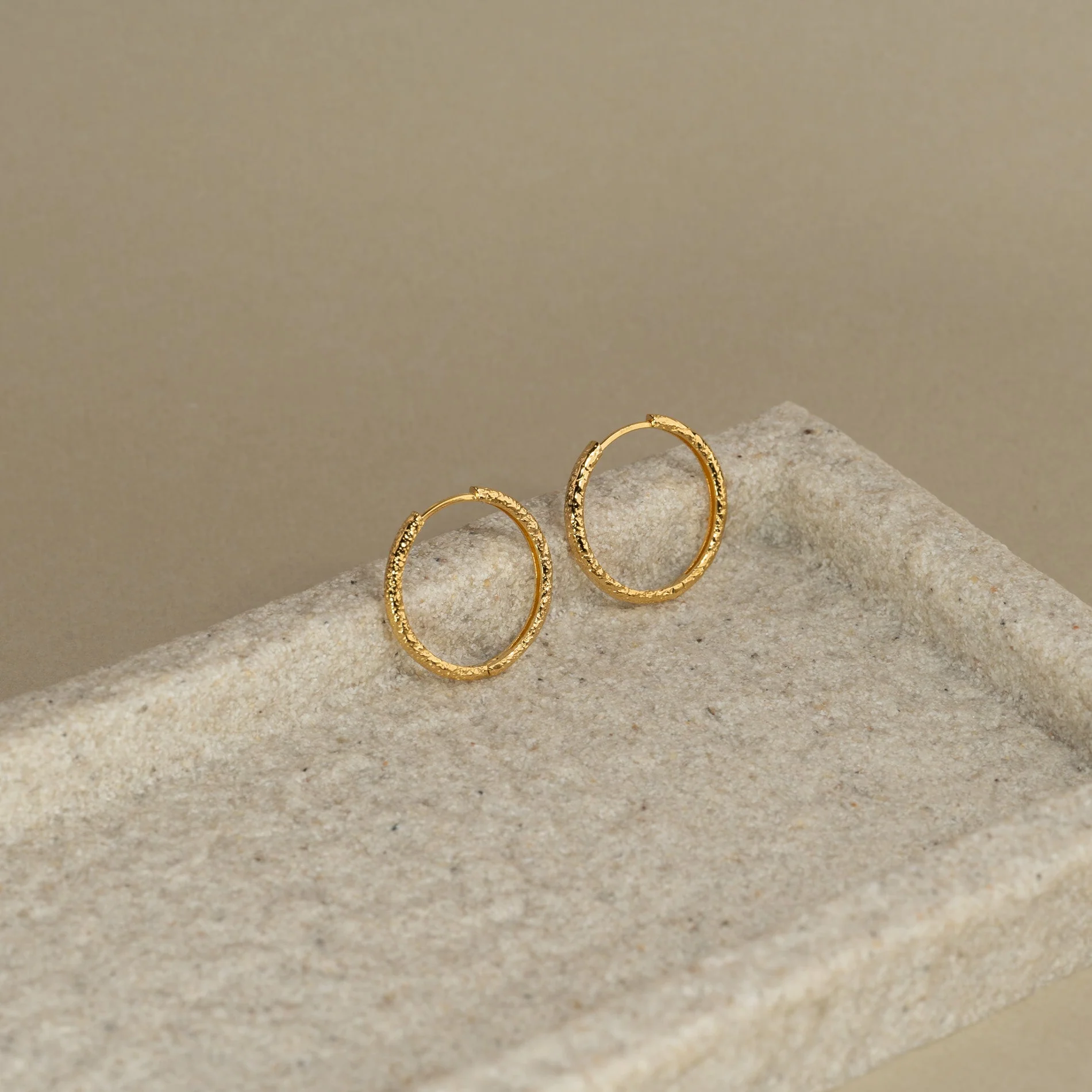 MATILDA LARGE GOLDEN CREOL EARRING - Image 7