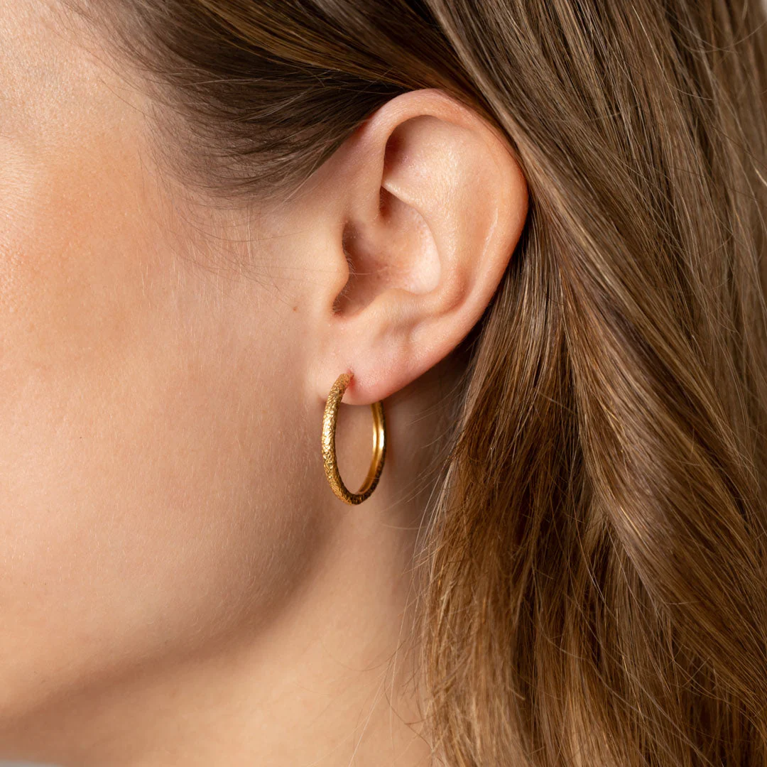 MATILDA LARGE GOLDEN CREOL EARRING - Image 8