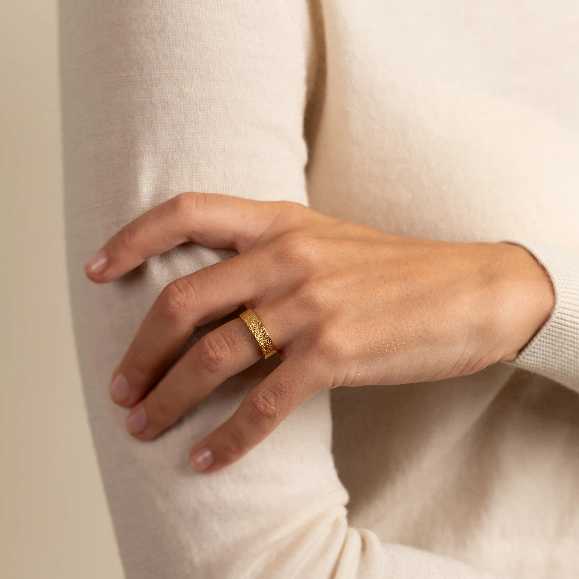MATILDA MEDIUM GOLDEN RING - Image 3