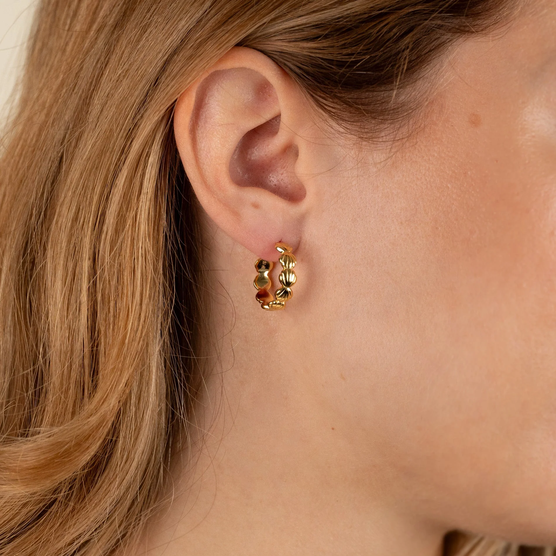 MERINA GOLDEN CREOL EARRING - Image 4