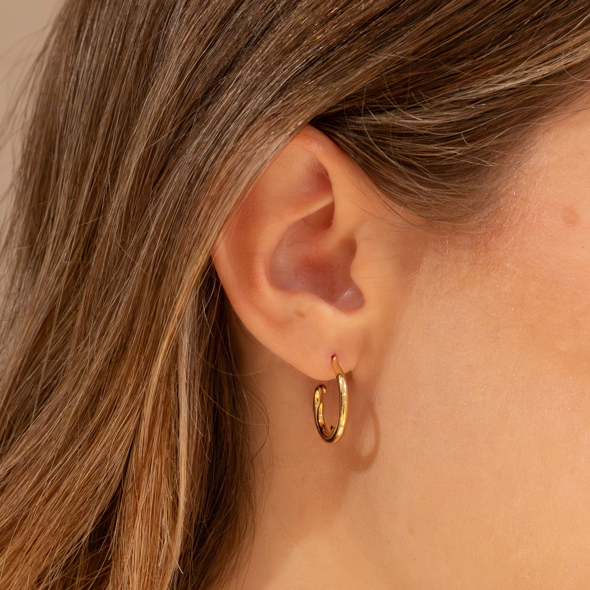 MIO GOLDEN CREOL EARRING - Image 4