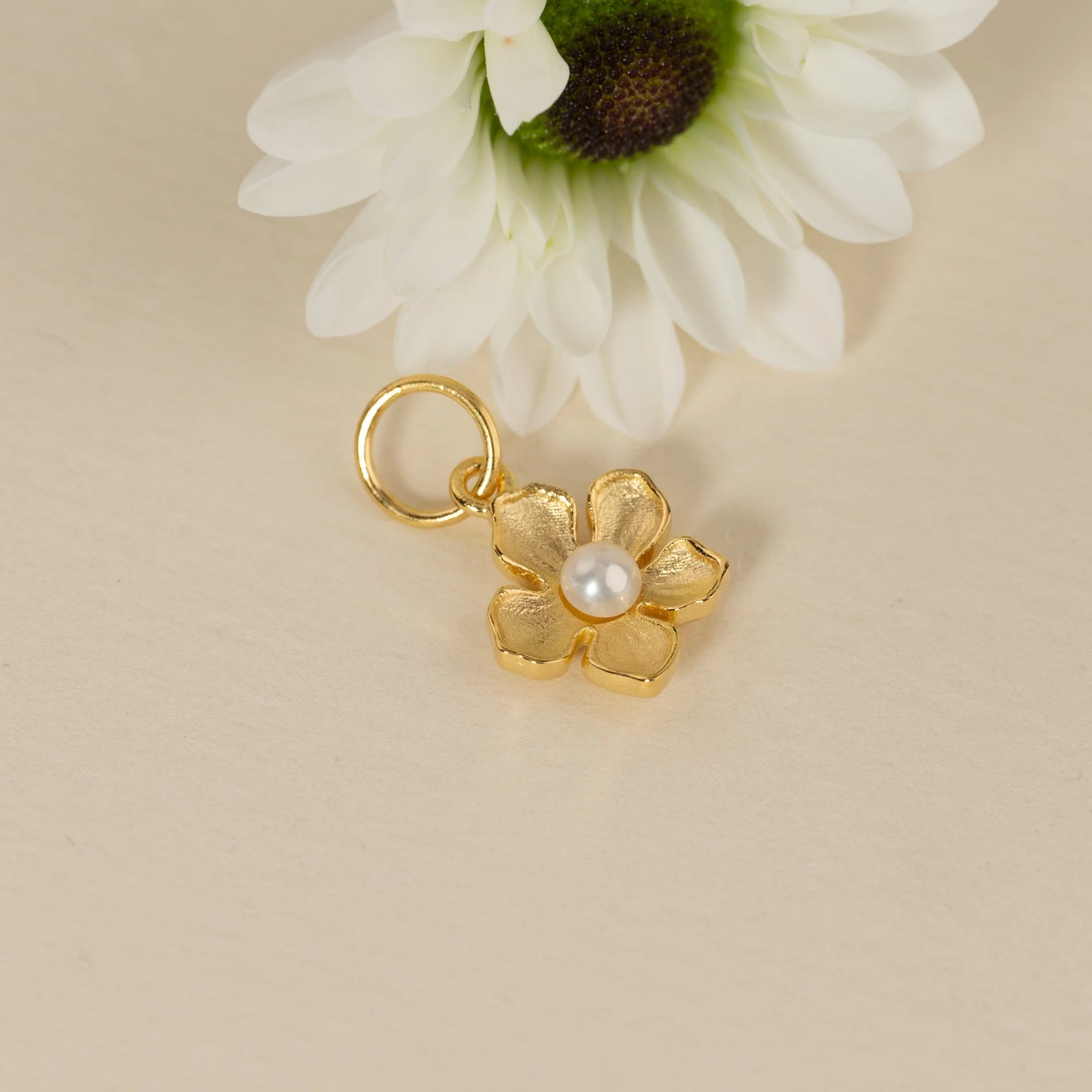 MONA PEARL GOLDEN PENDANT