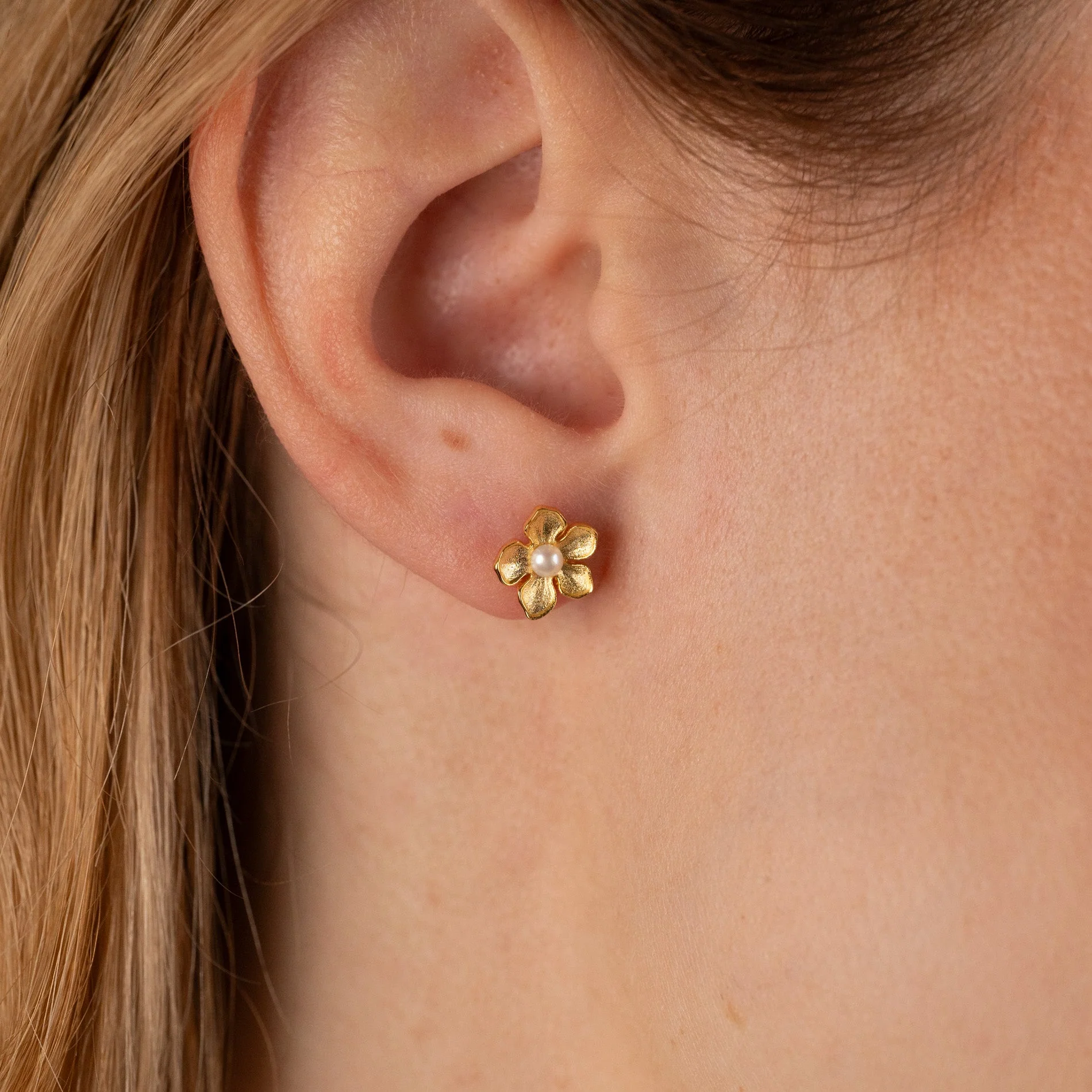 MONA PEARL GOLDEN STUD EARRING - Image 2