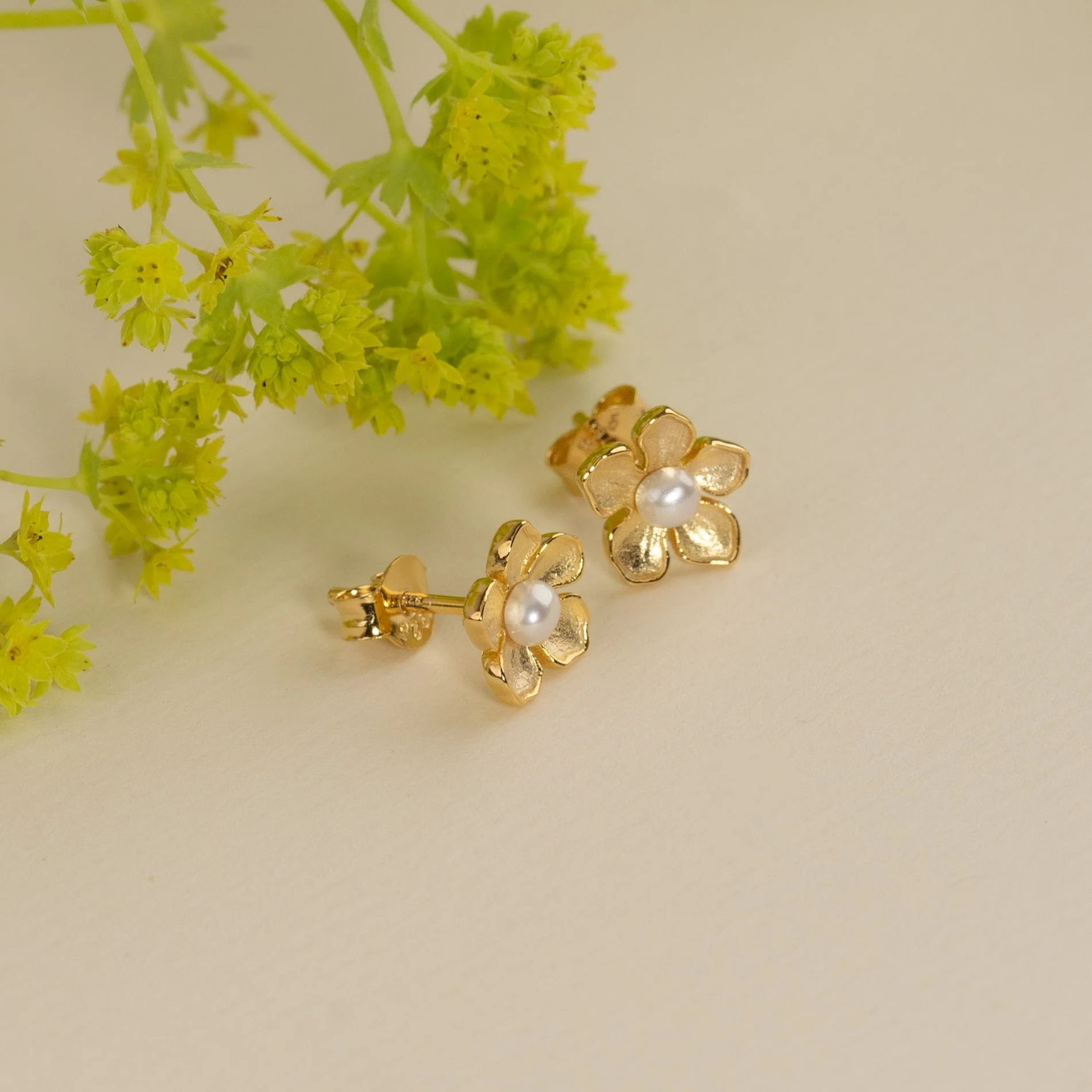 MONA PEARL GOLDEN STUD EARRING - Image 3
