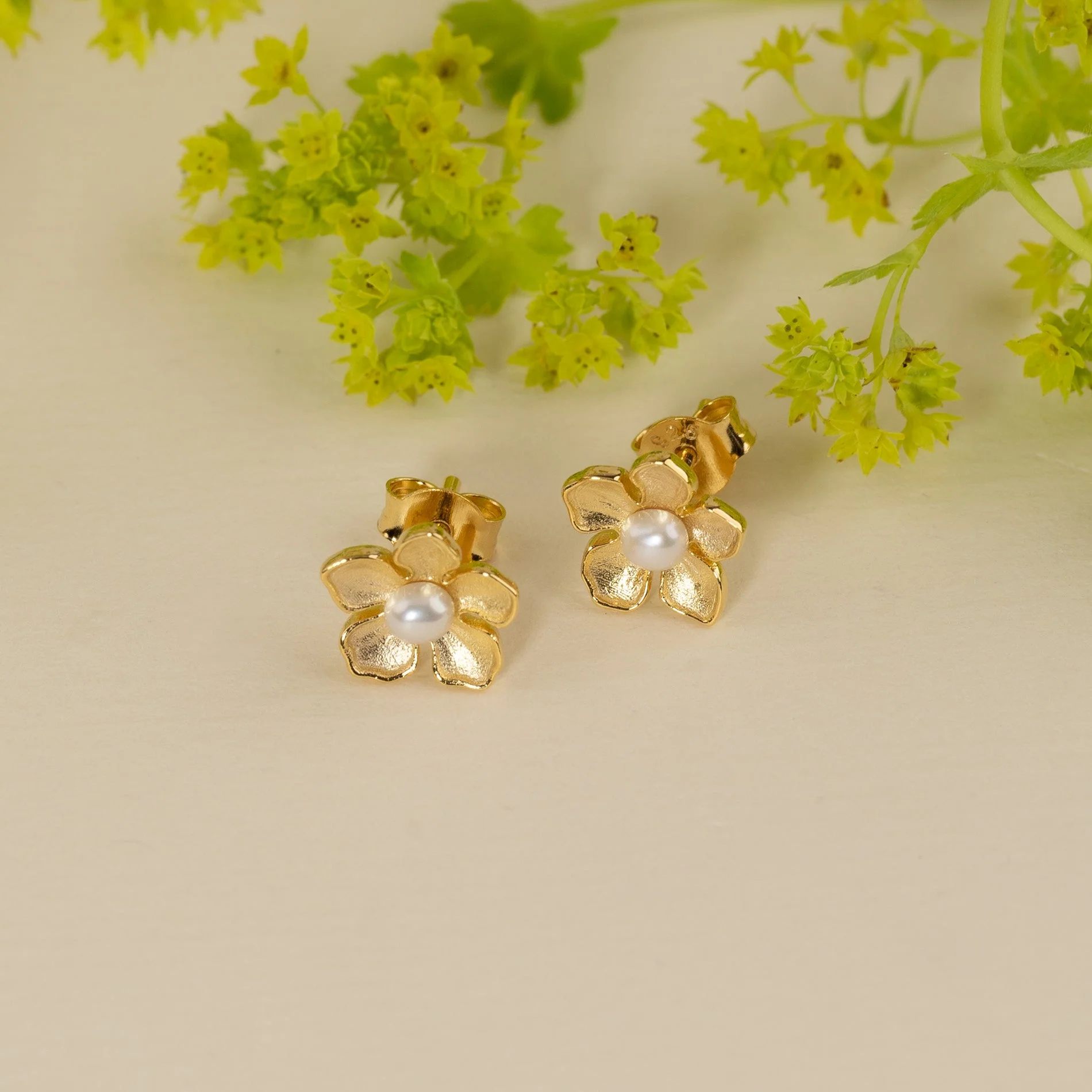 MONA PEARL GOLDEN STUD EARRING - Image 4