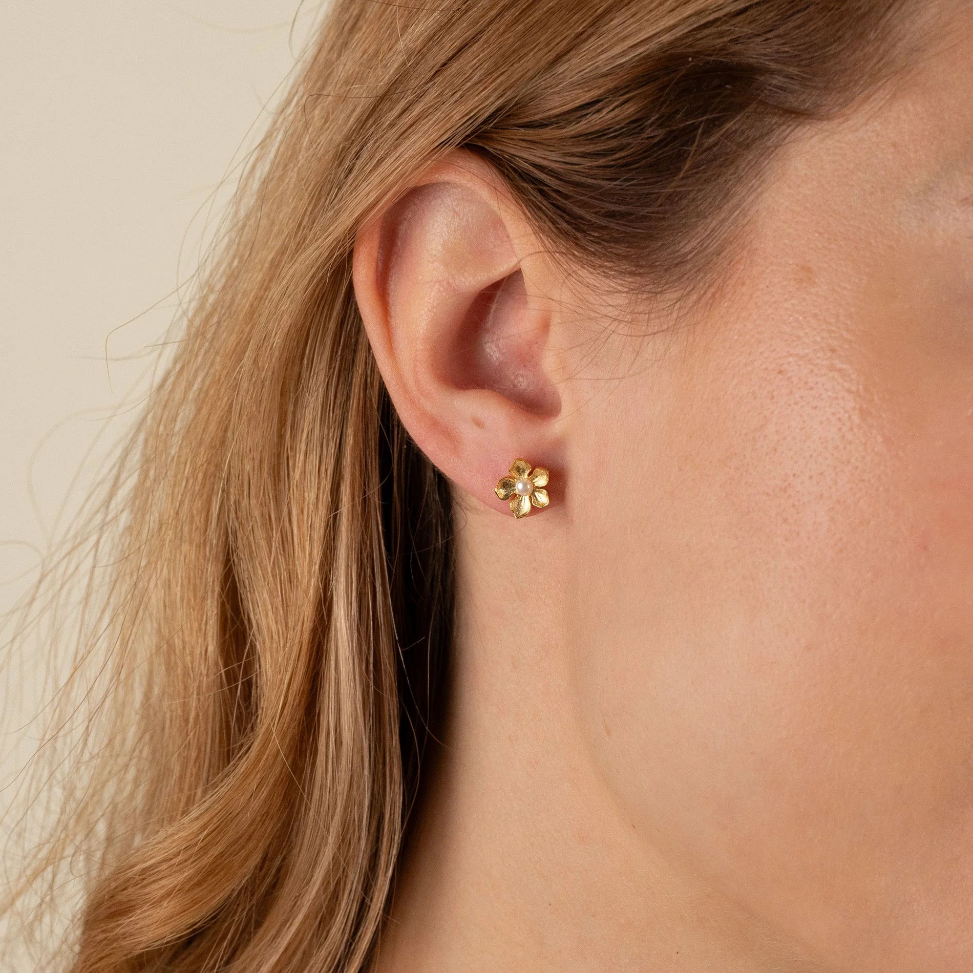 MONA PEARL GOLDEN STUD EARRING - Image 5