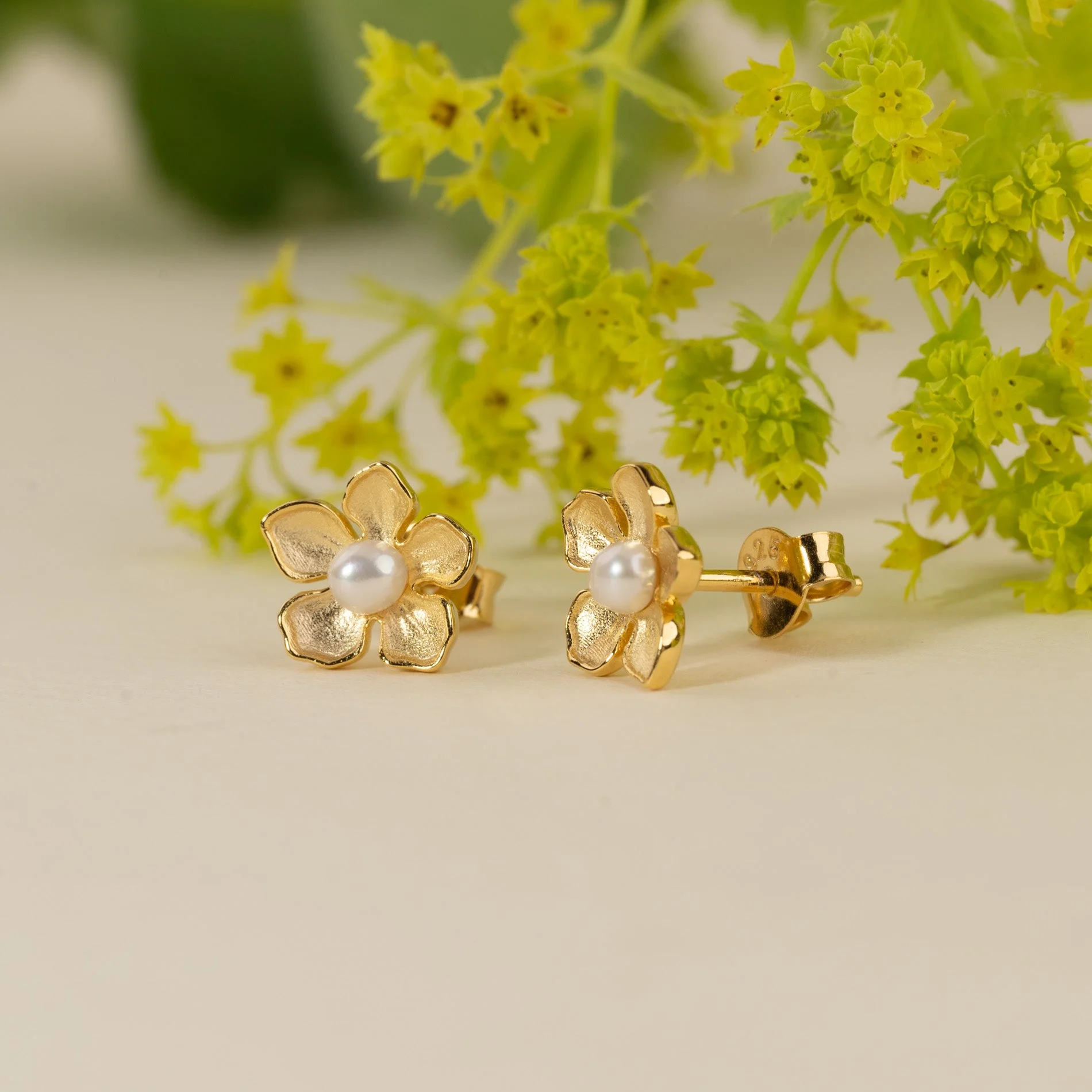 MONA PEARL GOLDEN STUD EARRING - Image 6