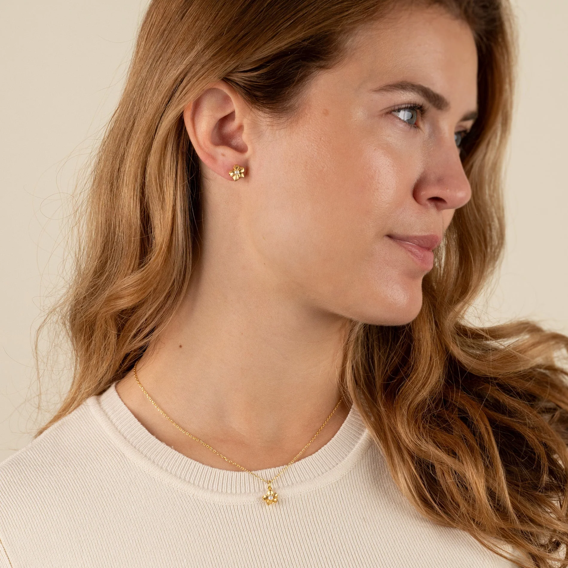 MONA PEARL GOLDEN STUD EARRING - Image 7