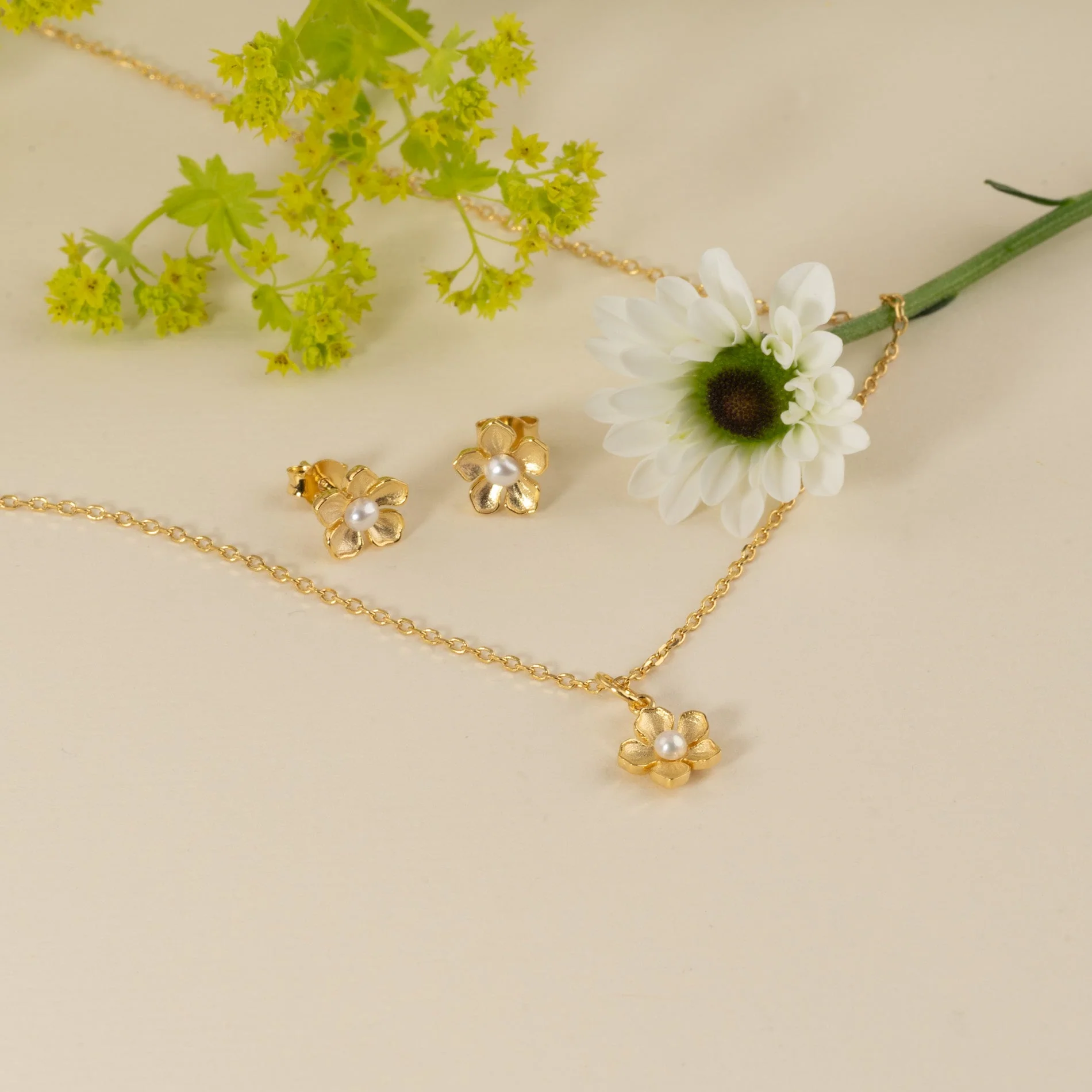 MONA PEARL GOLDEN STUD EARRING - Image 8