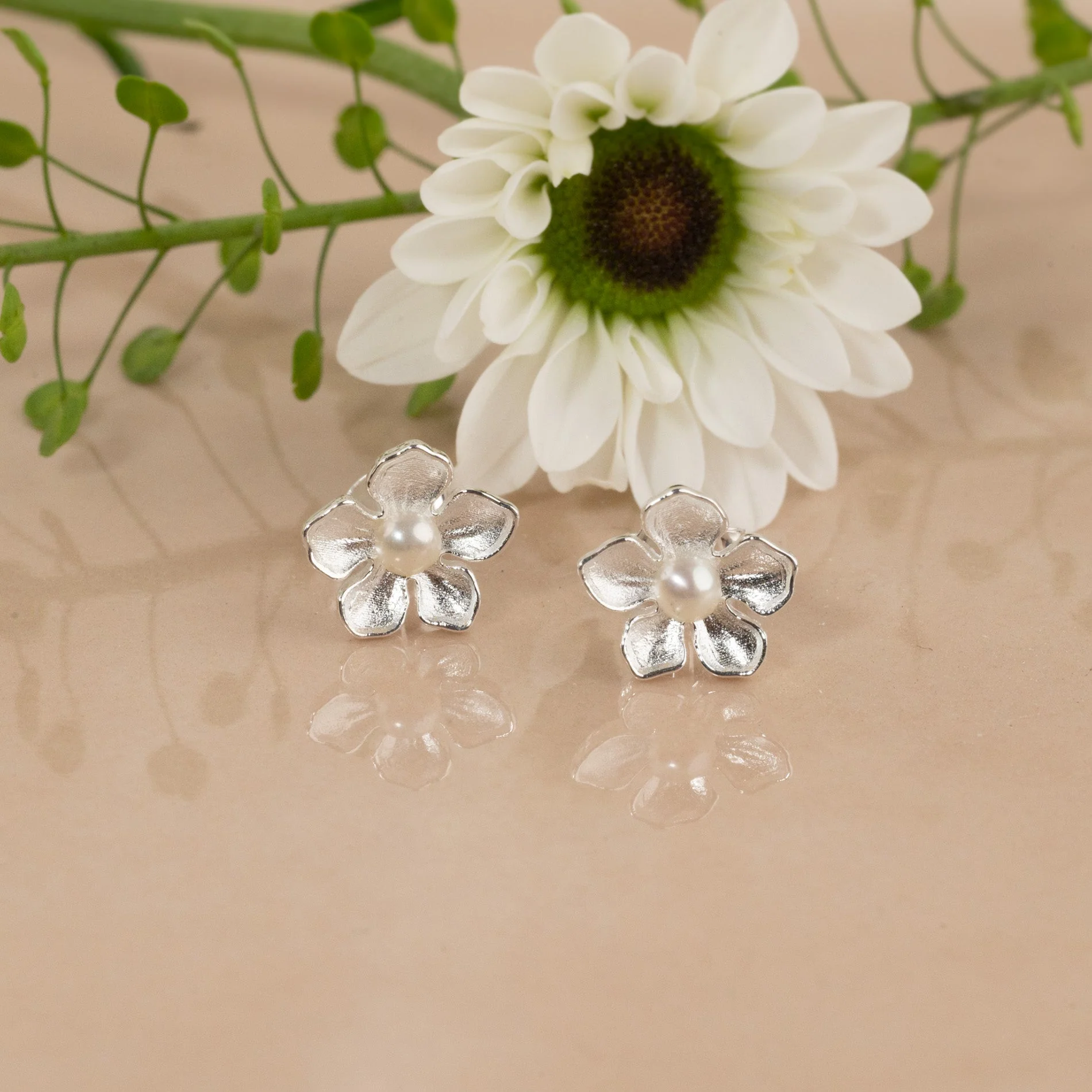 MONA PEARL SILVER STUD EARRING