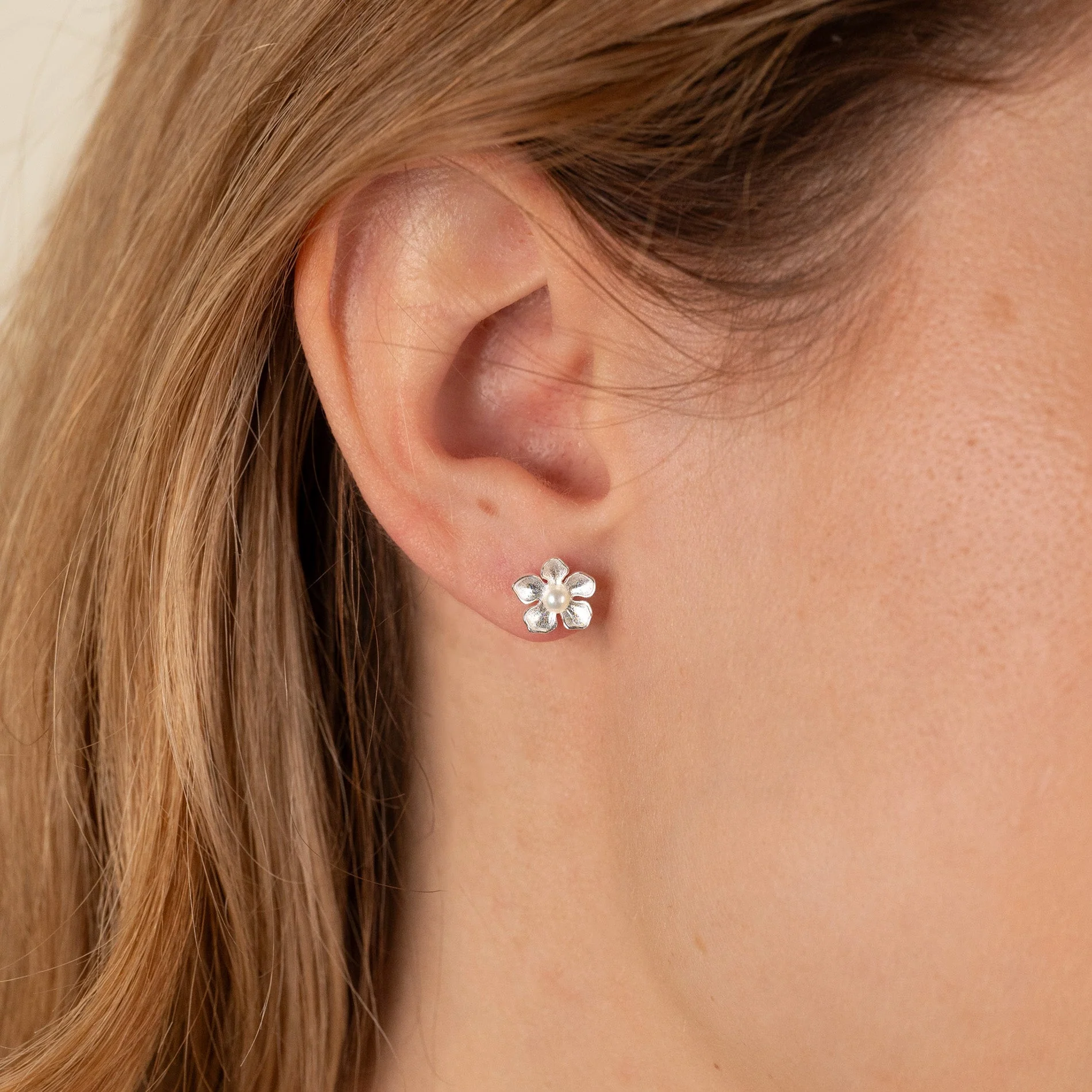 MONA PEARL SILVER STUD EARRING - Image 2