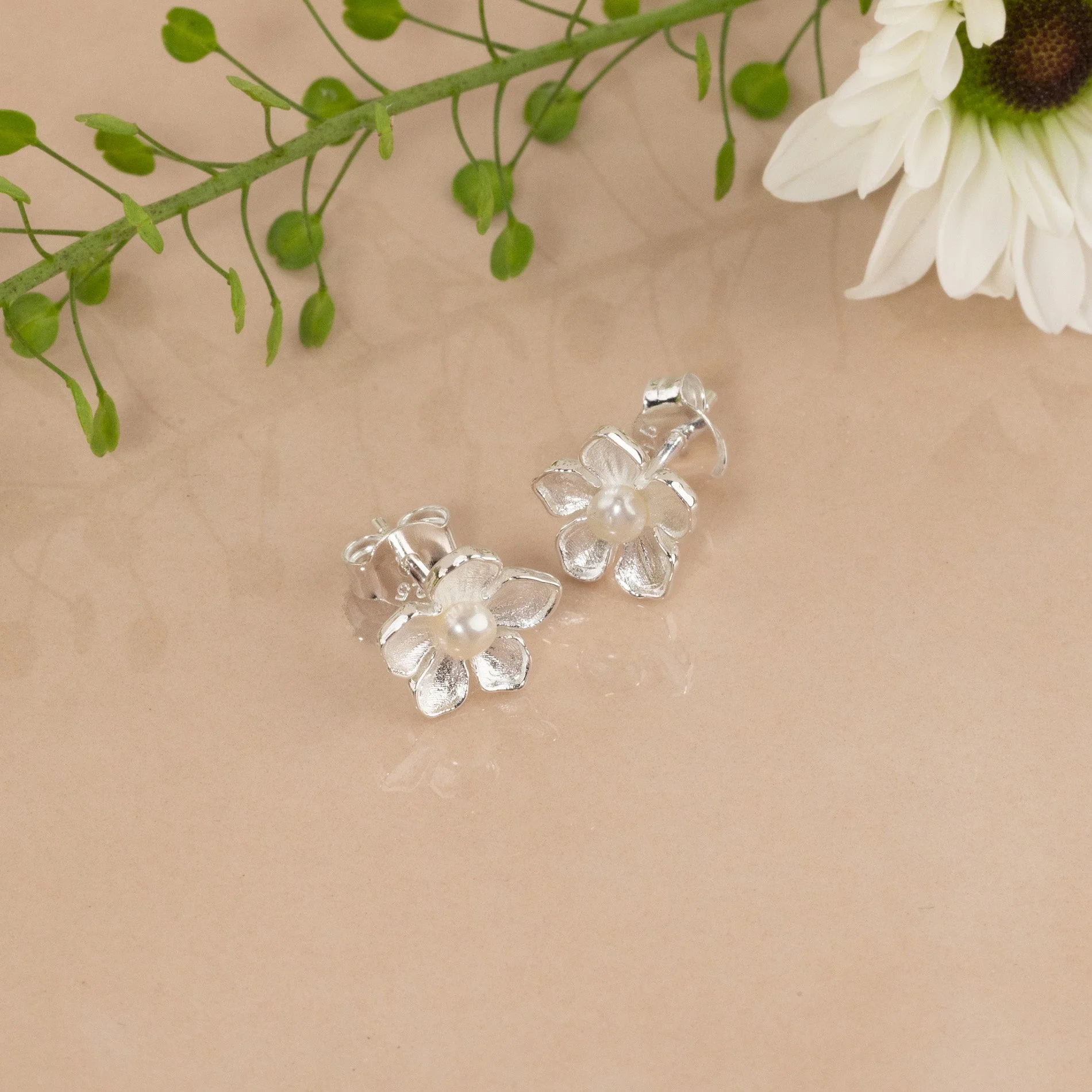 MONA PEARL SILVER STUD EARRING - Image 3