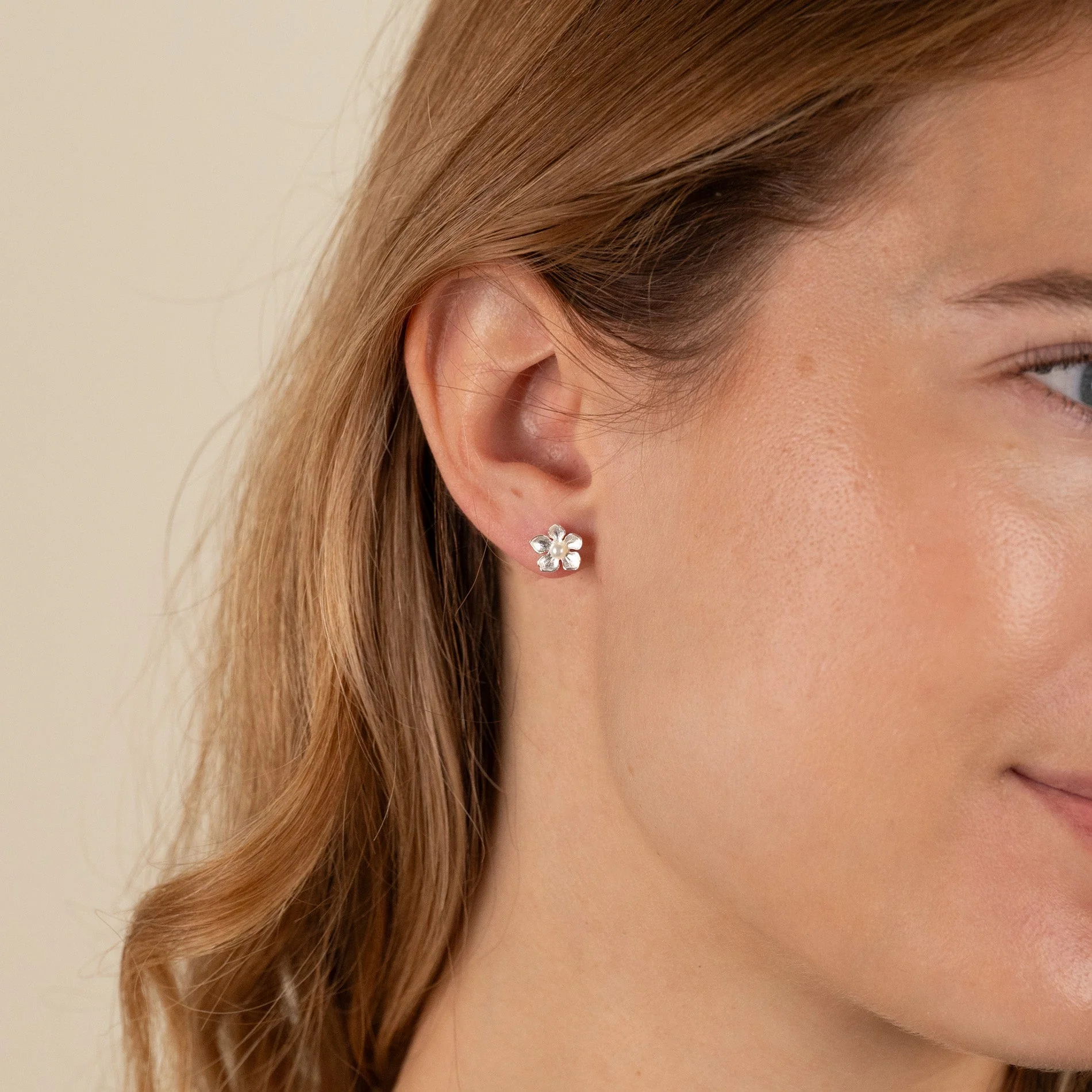 MONA PEARL SILVER STUD EARRING - Image 4