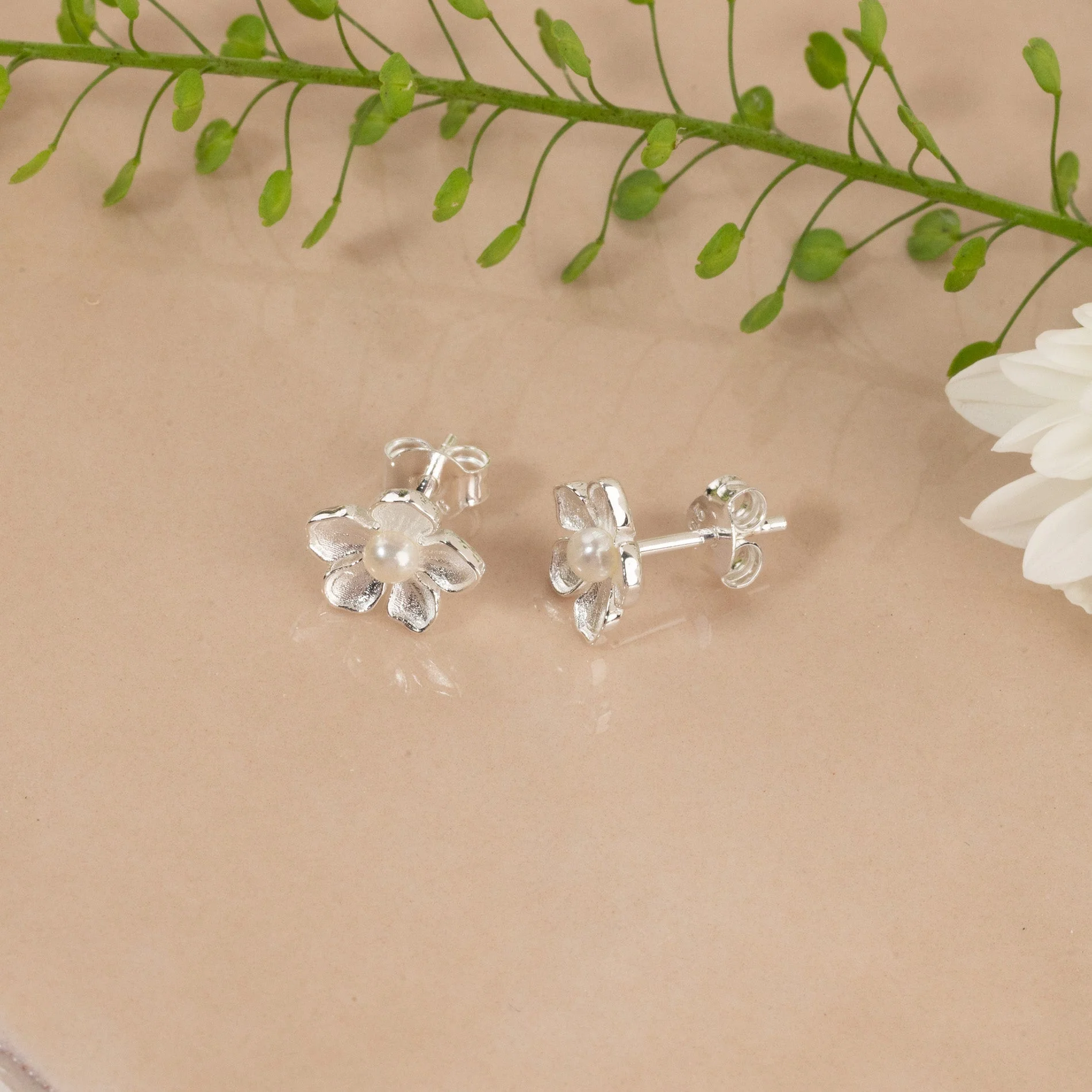 MONA PEARL SILVER STUD EARRING - Image 5