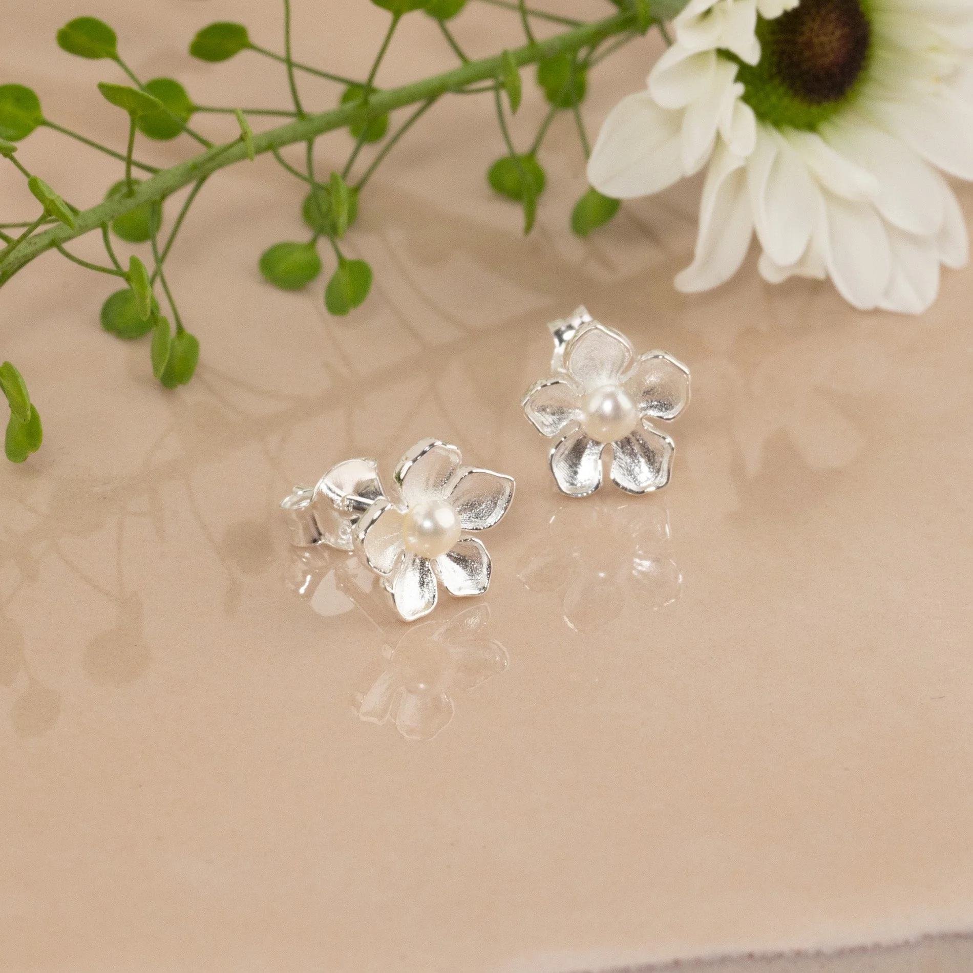 MONA PEARL SILVER STUD EARRING - Image 6
