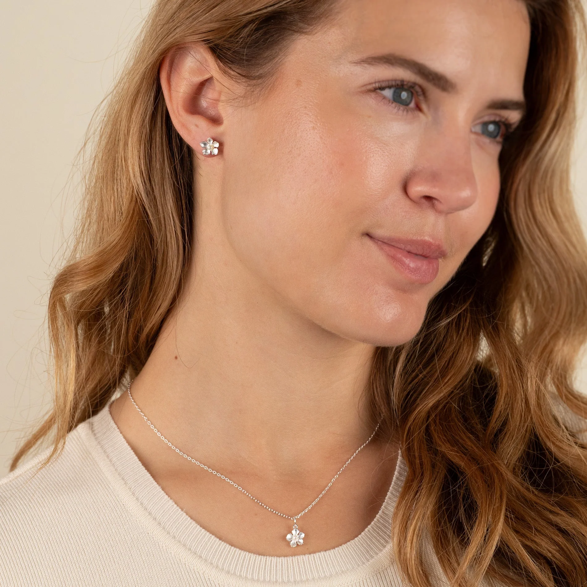 MONA PEARL SILVER STUD EARRING - Image 7