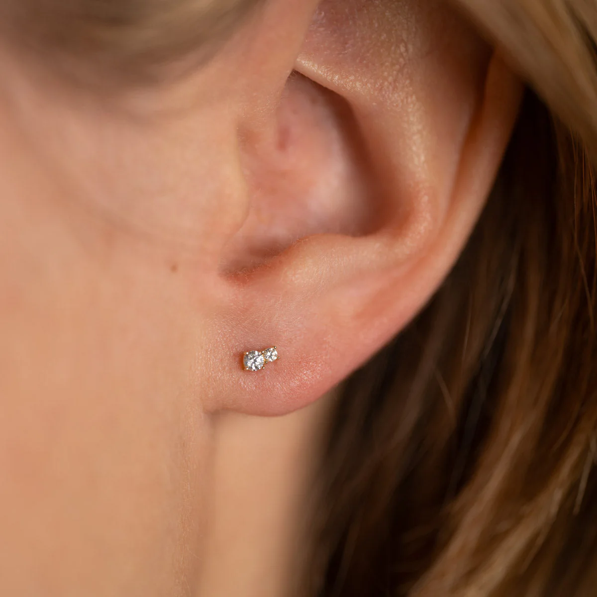 NAIDA CRYSTAL SOLID GOLD EARRING - Image 2