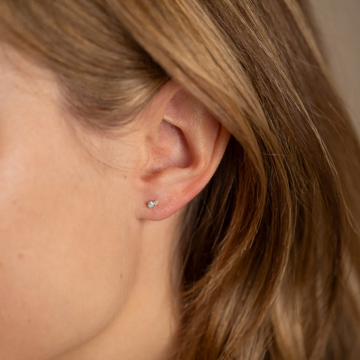 NAIDA CRYSTAL SOLID GOLD EARRING - Image 4