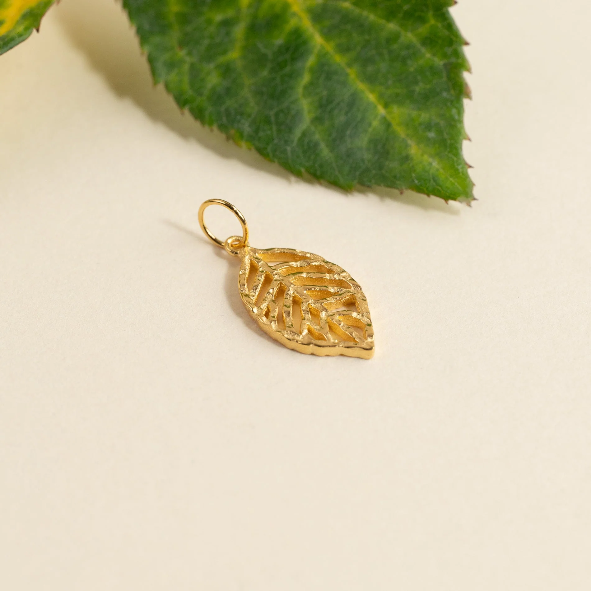 NOA GOLDEN PENDANT - Image 3