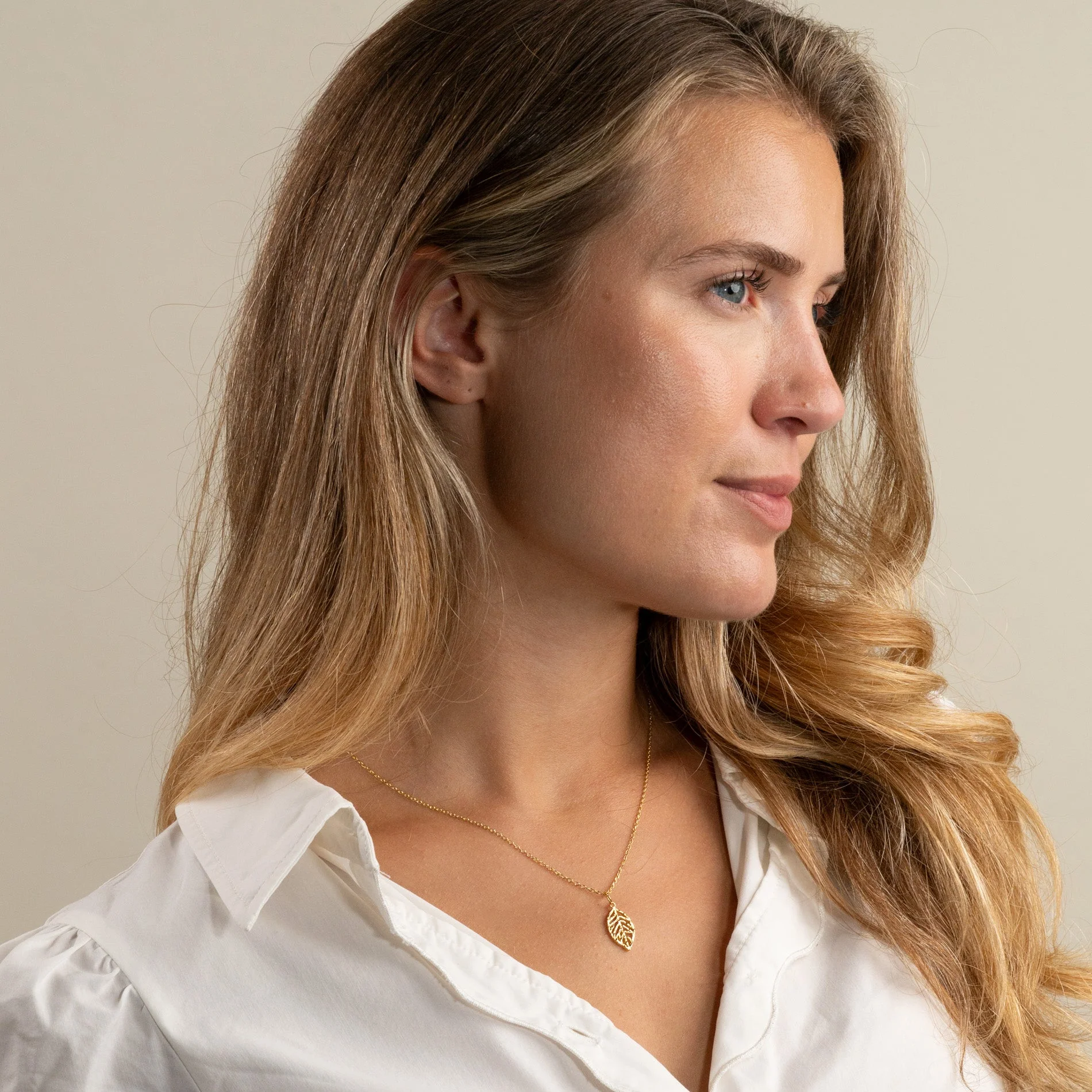 NOA GOLDEN PENDANT - Image 4