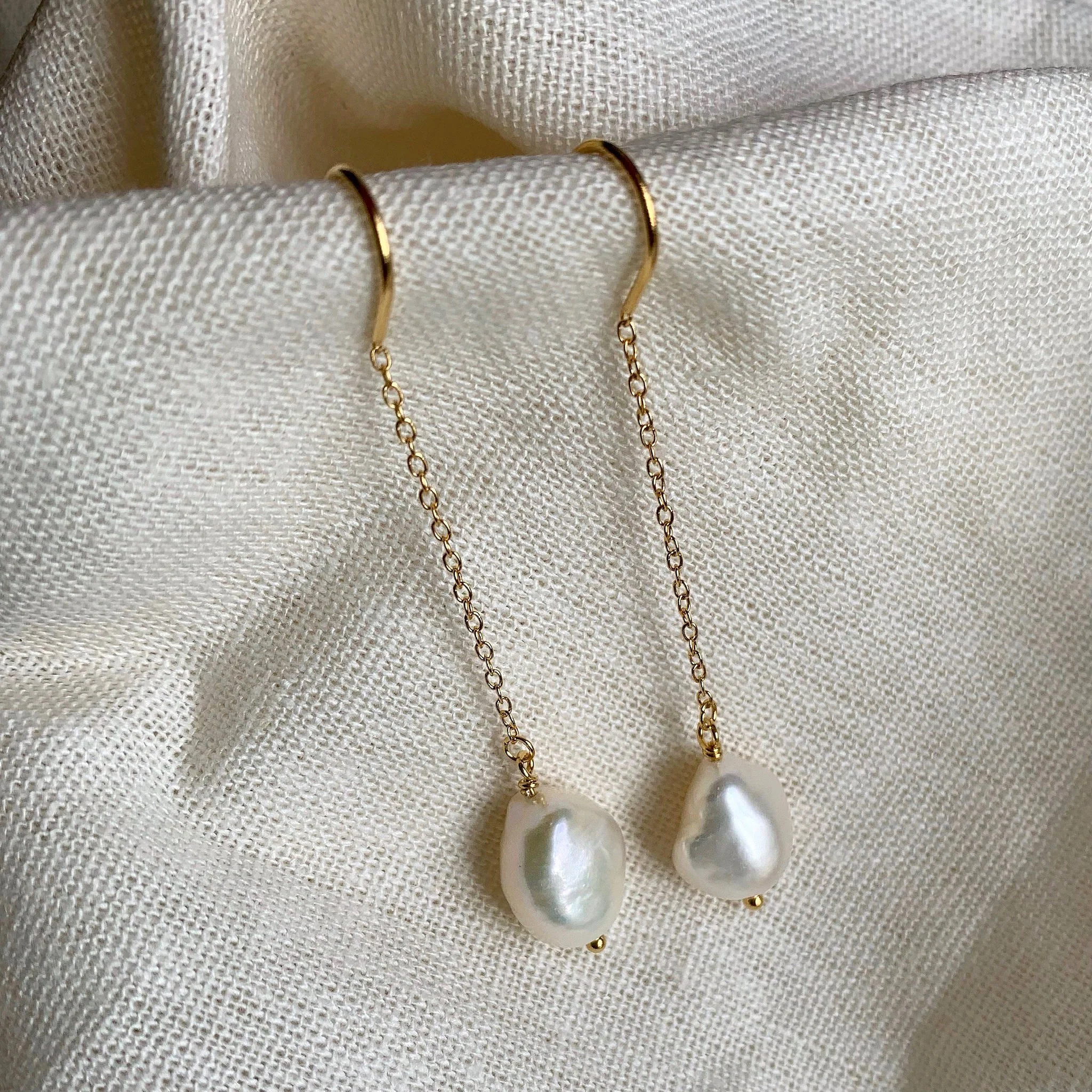 NOELLA PEARL GOLDEN DROP EARRING - Image 4