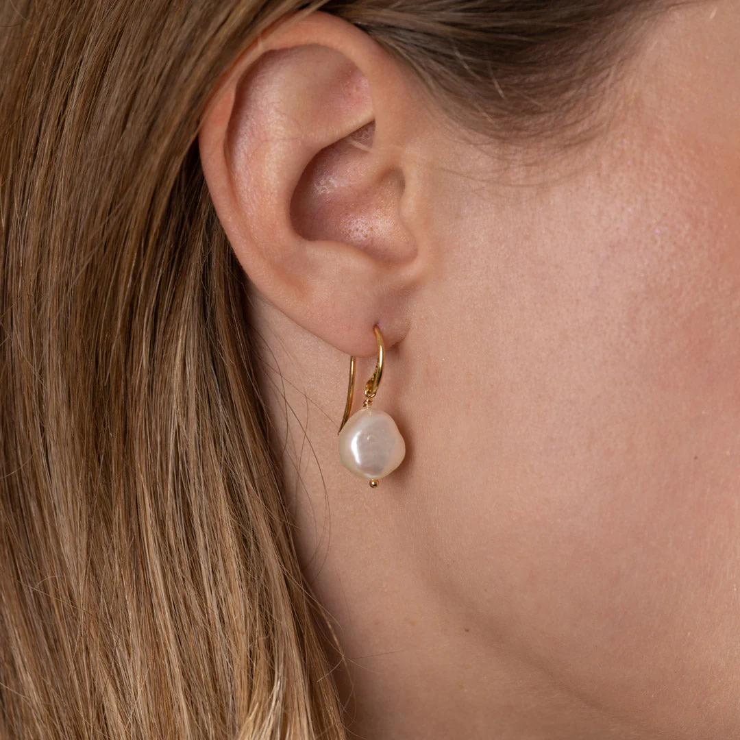 NOELLA PEARL GOLDEN HOOK EARRING - Image 2