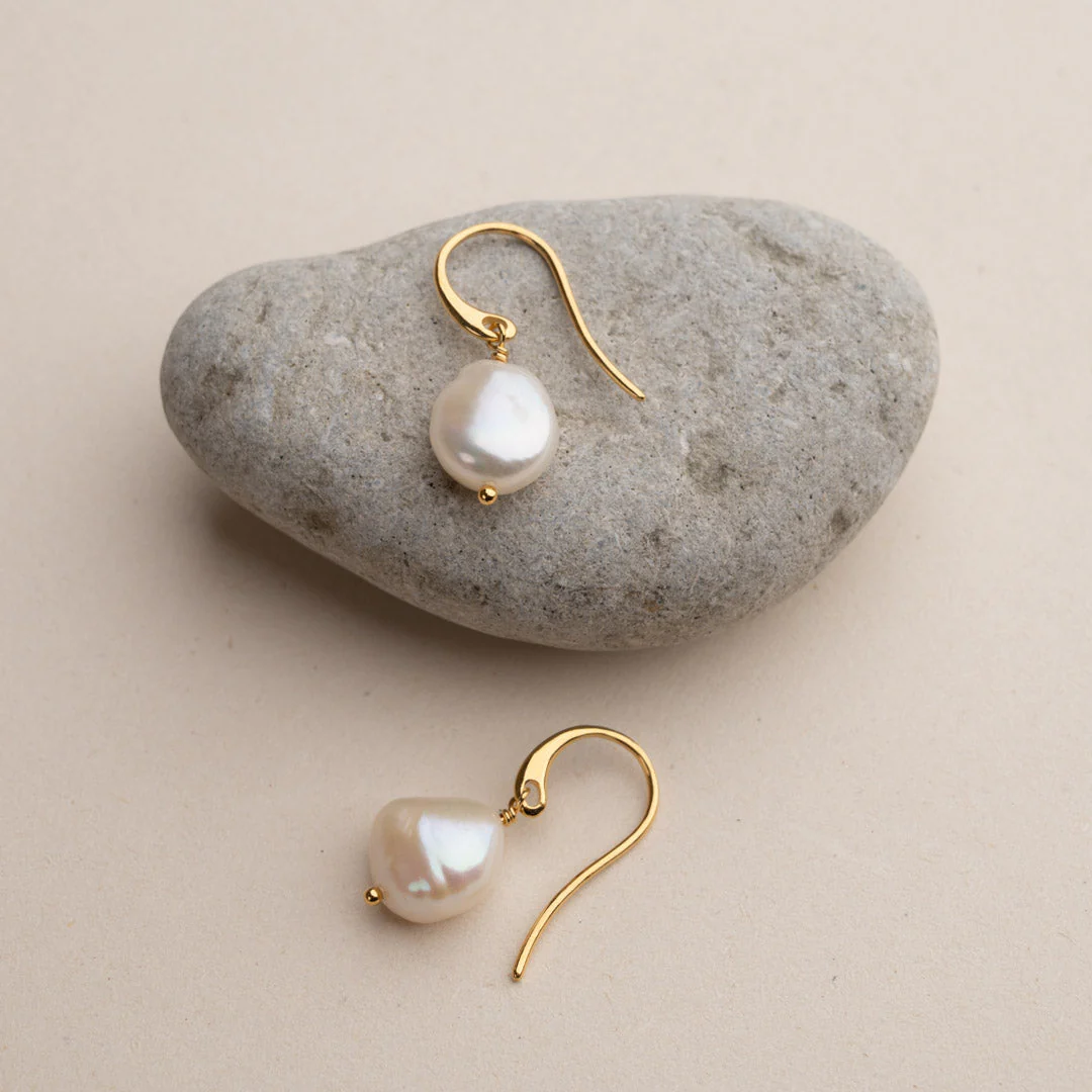 NOELLA PEARL GOLDEN HOOK EARRING - Image 3