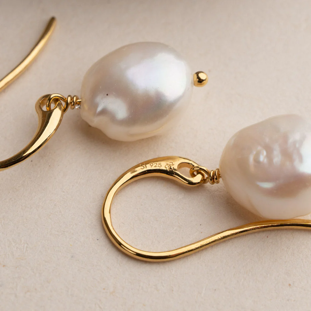 NOELLA PEARL GOLDEN HOOK EARRING - Image 5