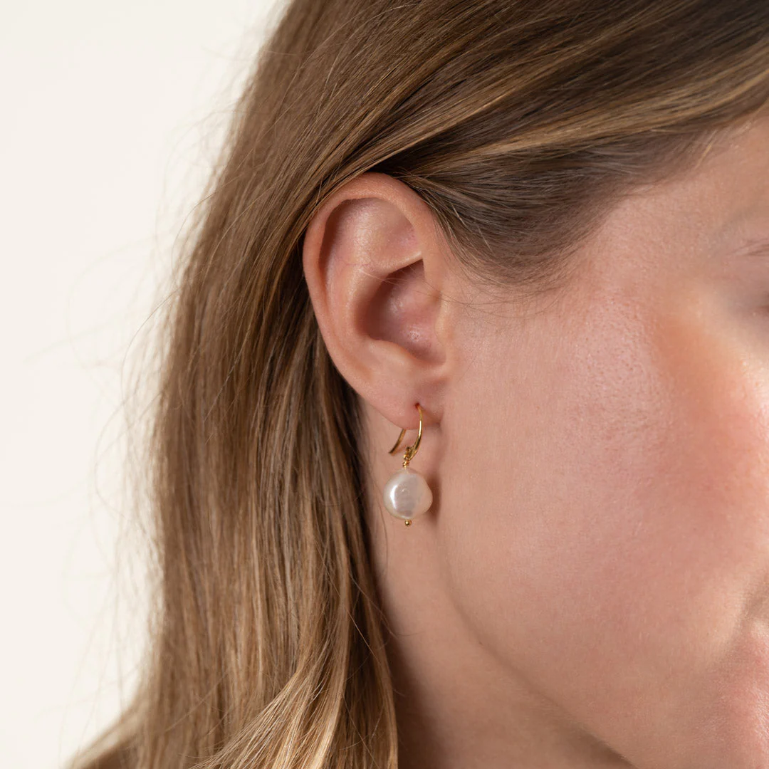 NOELLA PEARL GOLDEN HOOK EARRING - Image 6