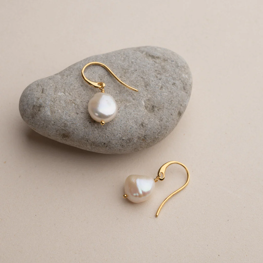 NOELLA PEARL GOLDEN HOOK EARRING - Image 7