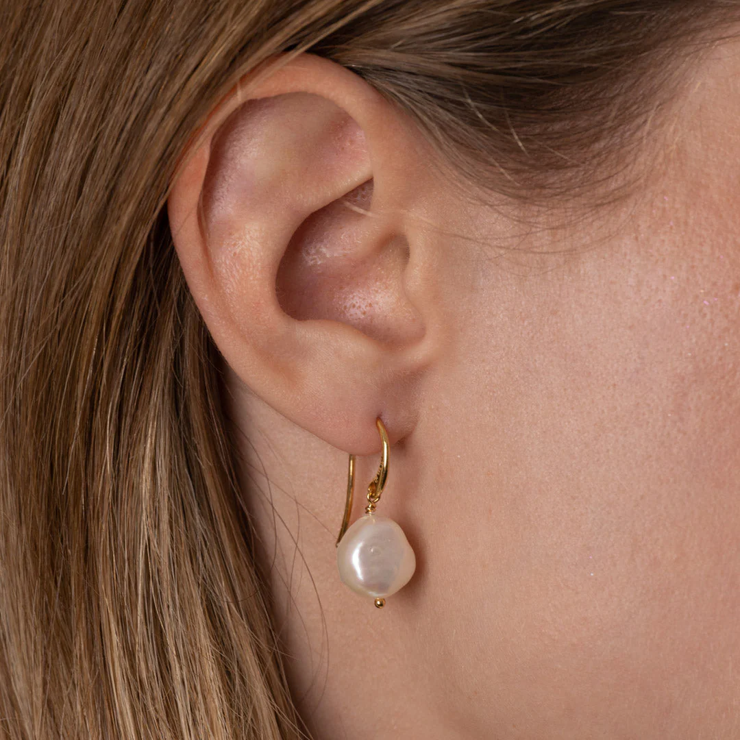 NOELLA PEARL GOLDEN HOOK EARRING - Image 8