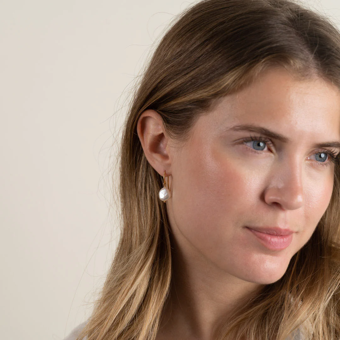 NOELLA PEARL GOLDEN HOOK EARRING - Image 9