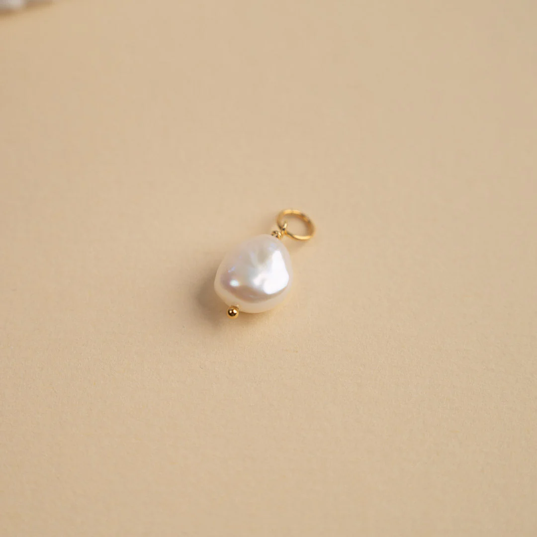 NOELLA PEARL GOLDEN PENDANT - Image 3