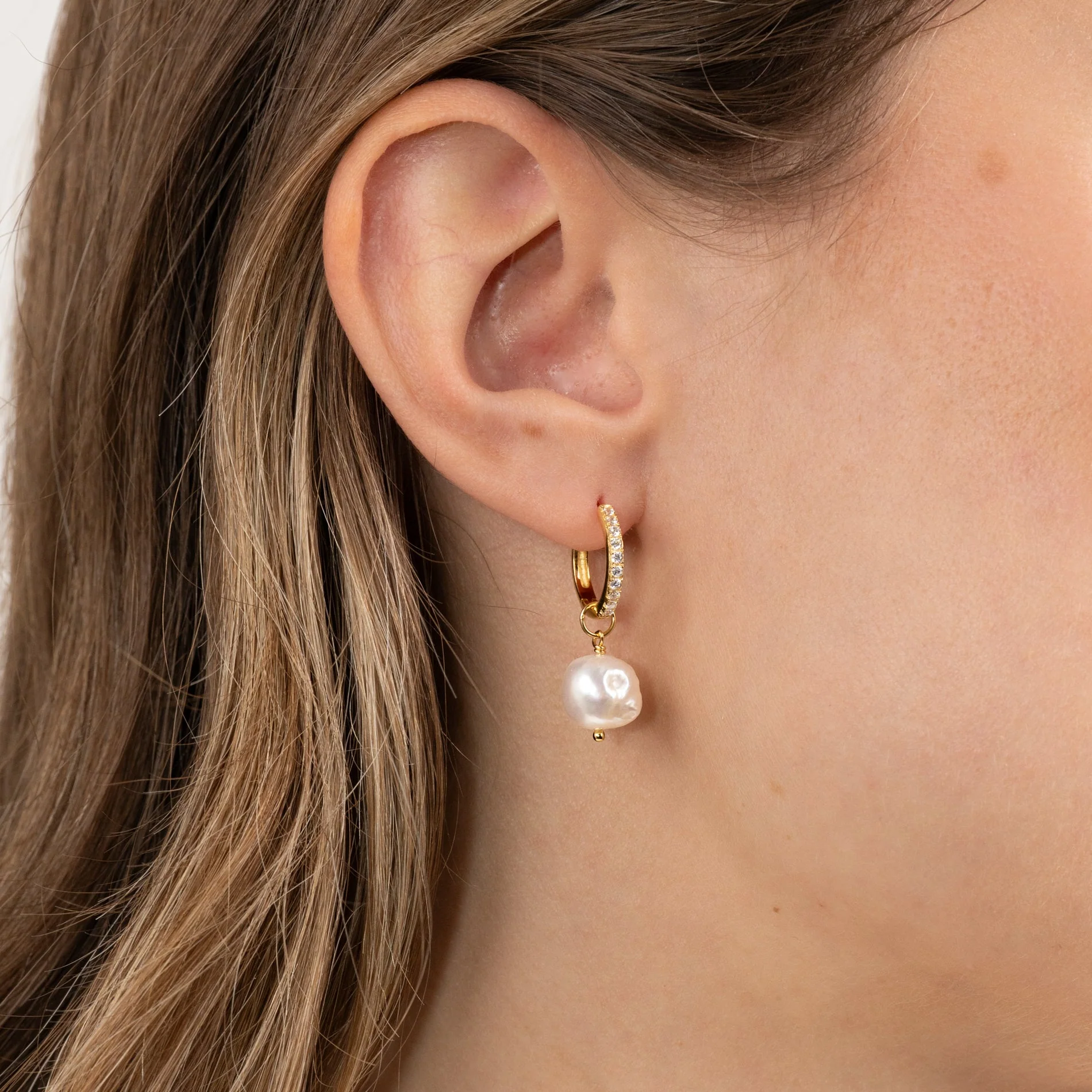 NOELLA PEARL GOLDEN ZIRCONIA CREOL EARRING - Image 3